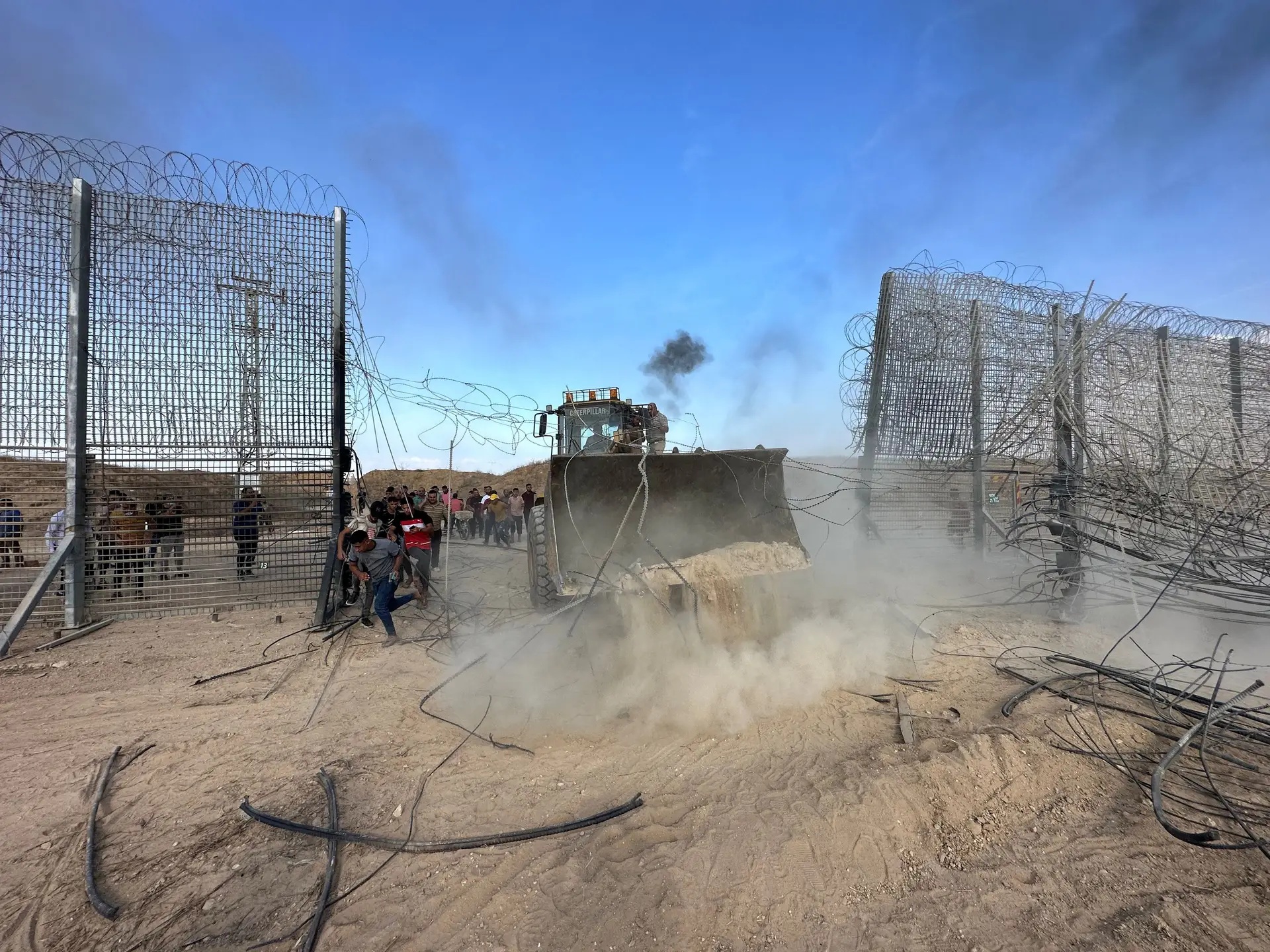 O Hamas atacou Israel este sábado, disparando milhares de rockets e cruzando a fronteira com homens armados em direção a várias comunidades locais