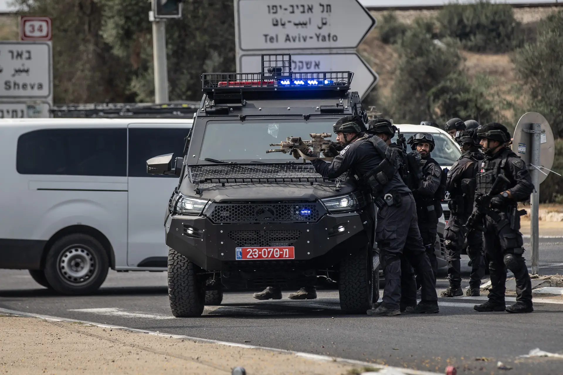 As principais condições são "parar os ataques palestinianos e entregar todos os israelitas sequestrados e os corpos dos israelitas detidos pelo Hamas"