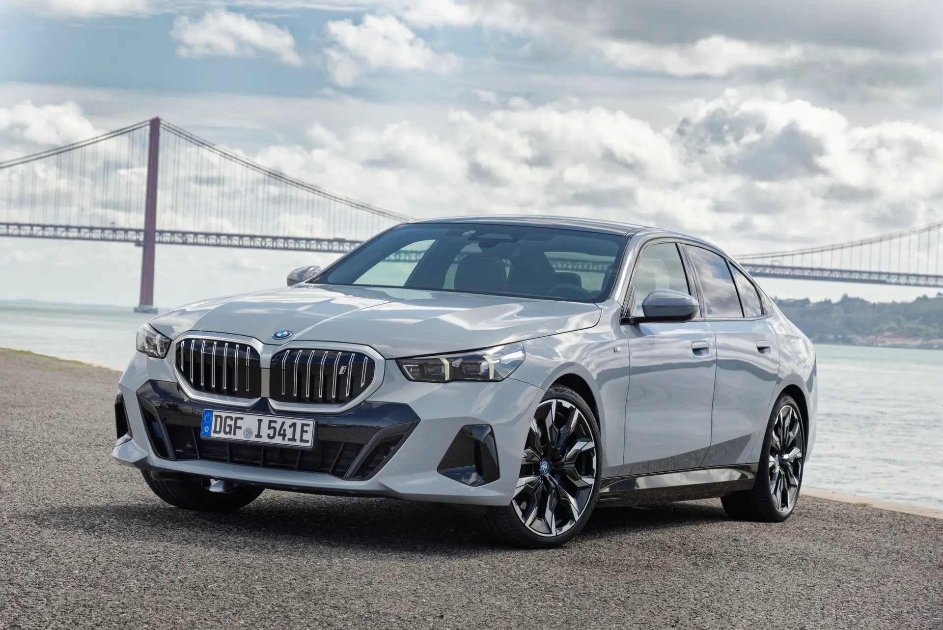 BMW lança mais um modelo elétrico: o i5, que teve apresentação mundial em Portugal