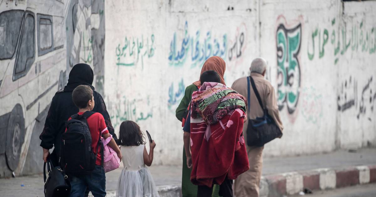 Mais de 20 mil palestinianos refugiados em escolas na Faixa de Gaza