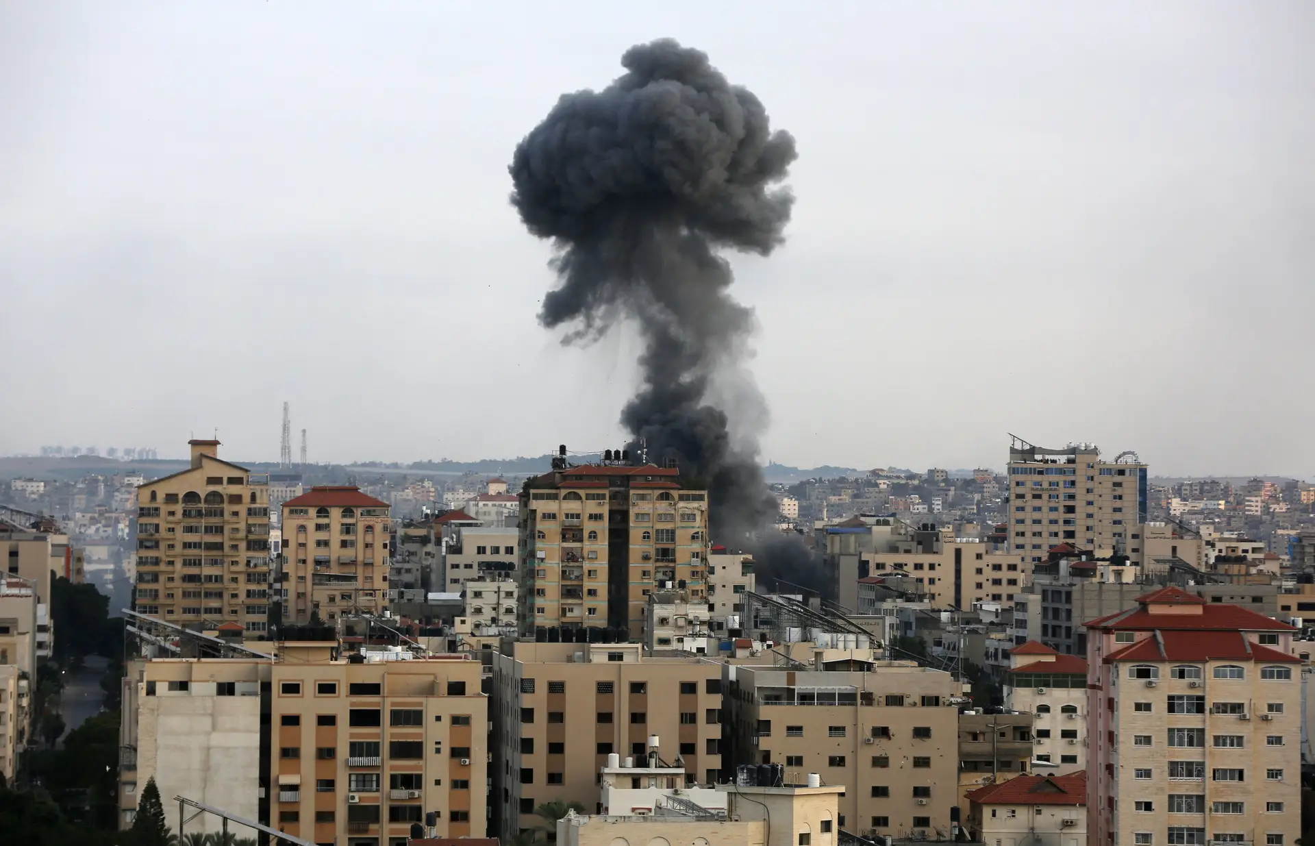 Em resposta ao ataque surpresa, Israel bombardeou a partir do ar várias instalações do Hamas