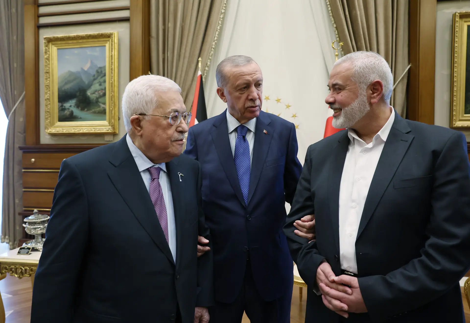 O Presidente turco, Recep Tayyip Erdogan (ao centro na imagem), recebeu o líder da Autoridade Palestiniana, Mahmud Abbas, e o da direção política do Hamas, Ismail Haniyeh, em Ancara, em julho de 2023