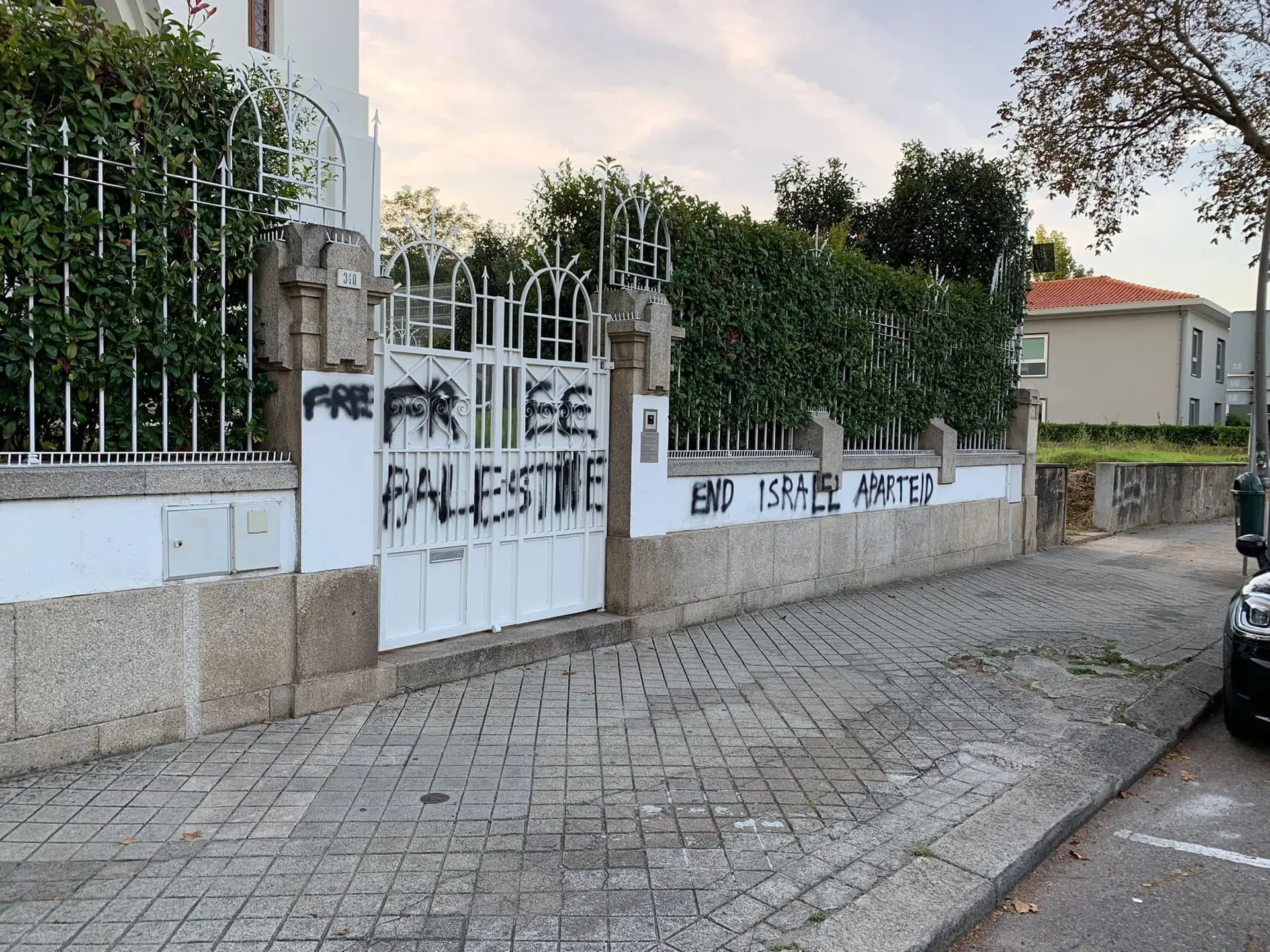 Vandalizaram sinagoga do Porto com inscrições. Muros foram limpos