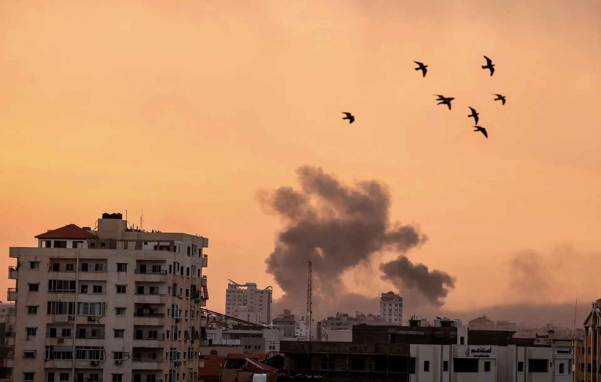 Retaliação Uma coluna de fumo sobe no céu de Gaza a 9 de outubro, dois dias após o ataque a Israel, que prometeu uma reação brutal