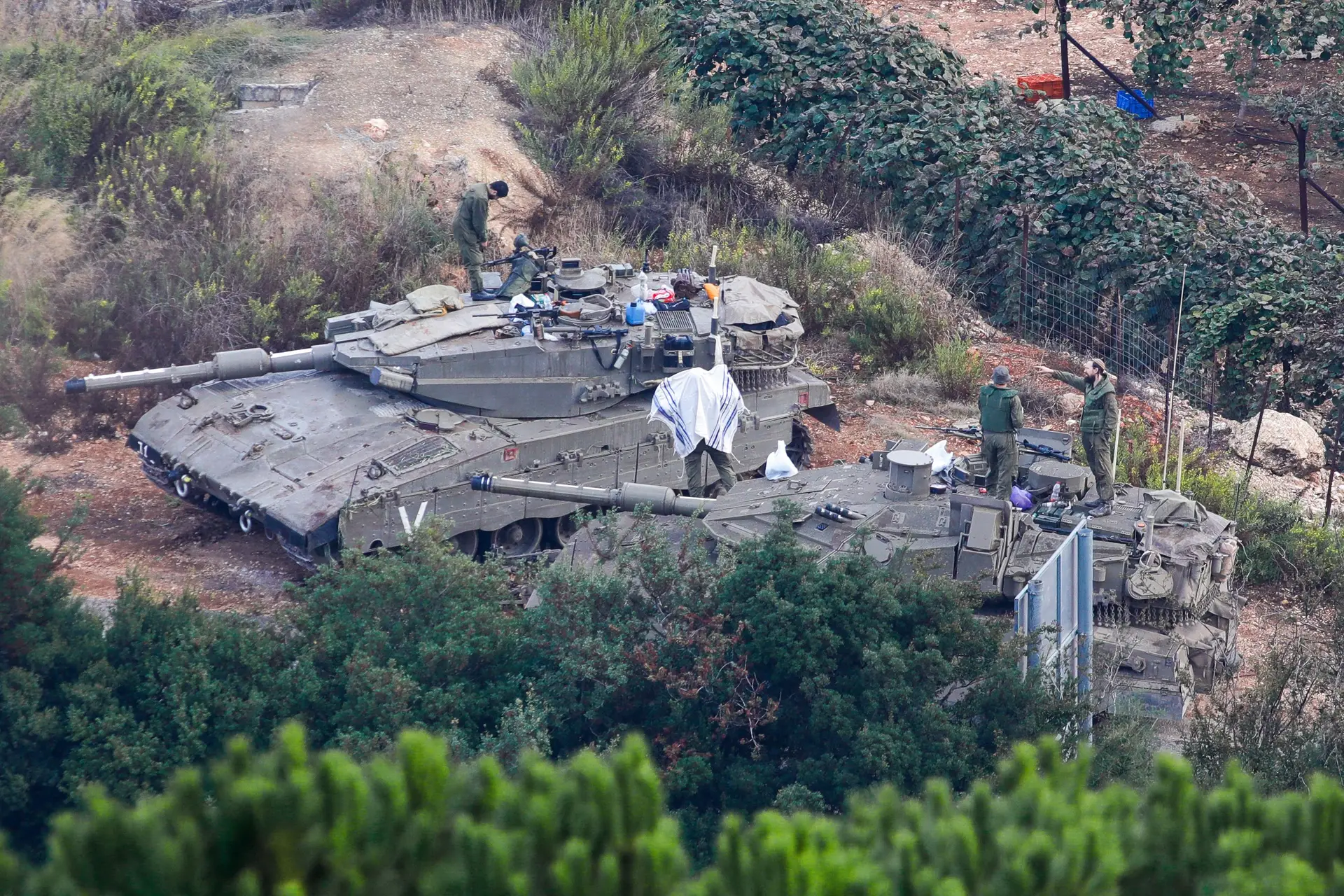 Tanques Merkava israelitas posicionados na aldeia de Metula, perto da fronteira libanesa 