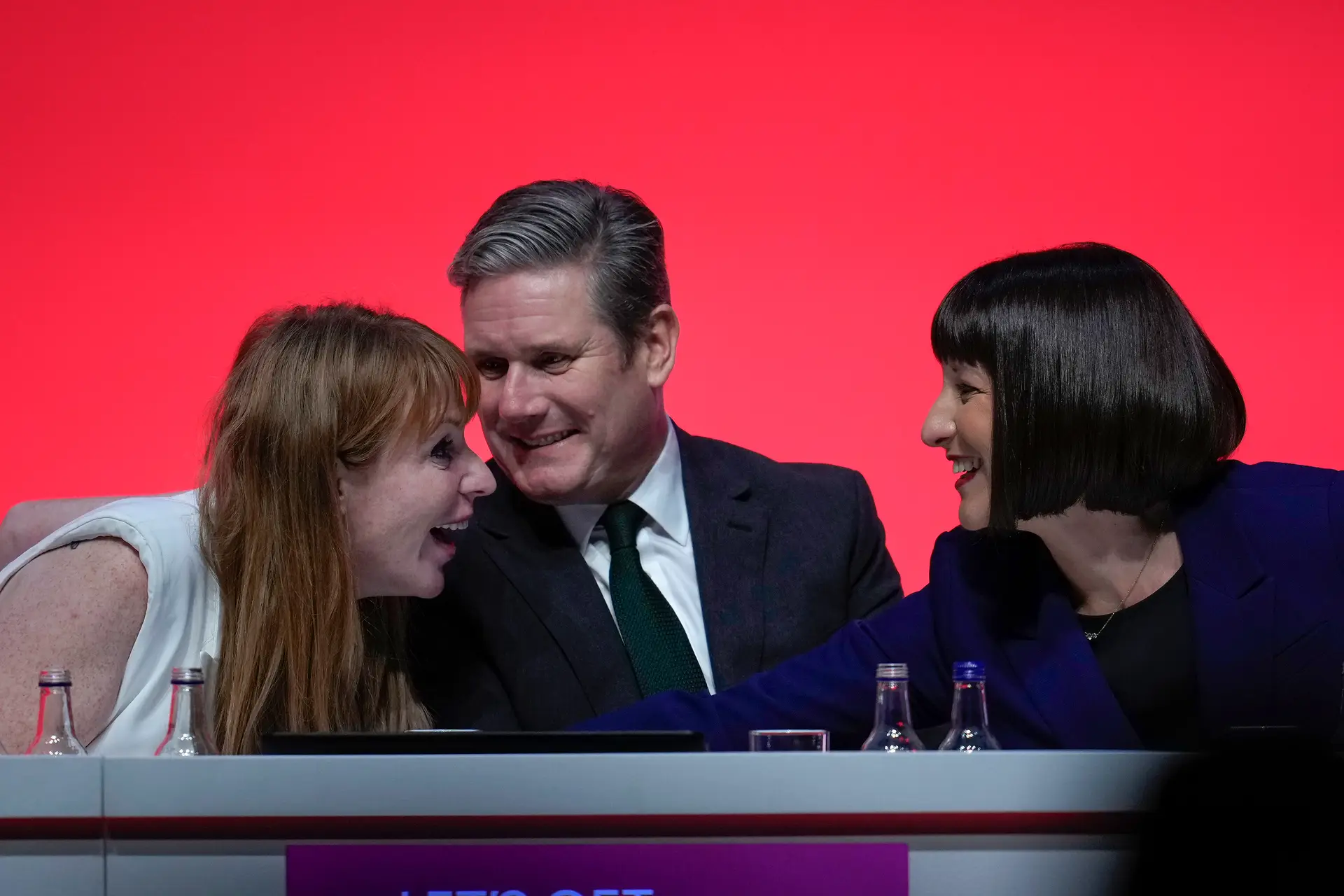O líder do Partido Trabalhista, Keir Starmer, entre a sua vice Angela Rayner e a ministra-sombra das Finanças, Rachel Reeves  