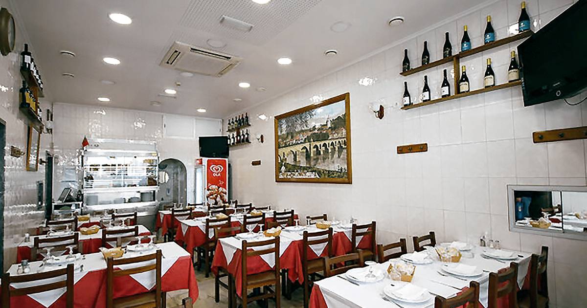 Num bairro protótipo do que ainda resta de Lisboa, há um restaurante anónimo conhecido de todos