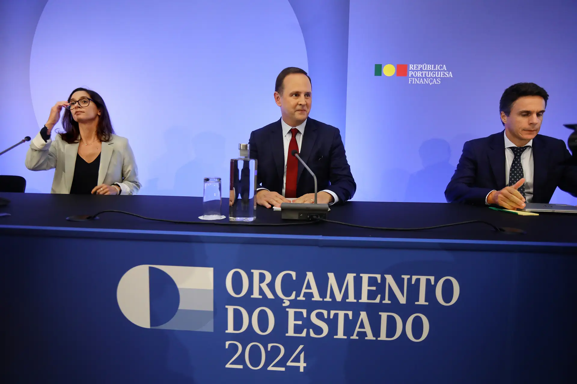 Fernando Medina na apresentação do Orçamento do Estado para 2024 com a secretária de Estado do Orçamento, Sofia Batalha, e o secretário de Estado das Finanças, João Nuno Mendes