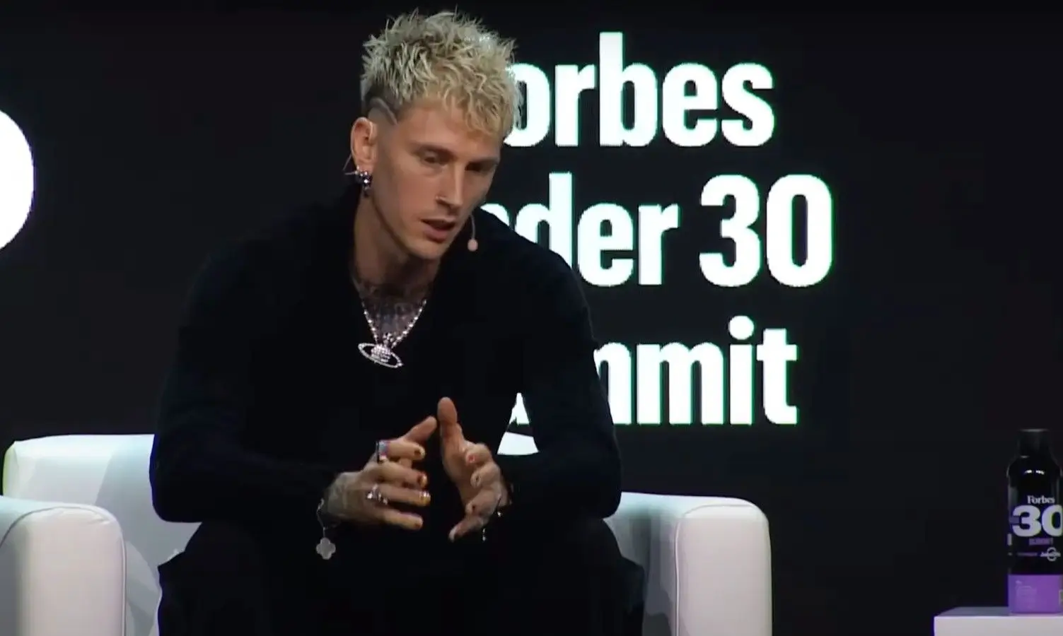 Machine Gun Kelly na conferência "Forbes under 30"