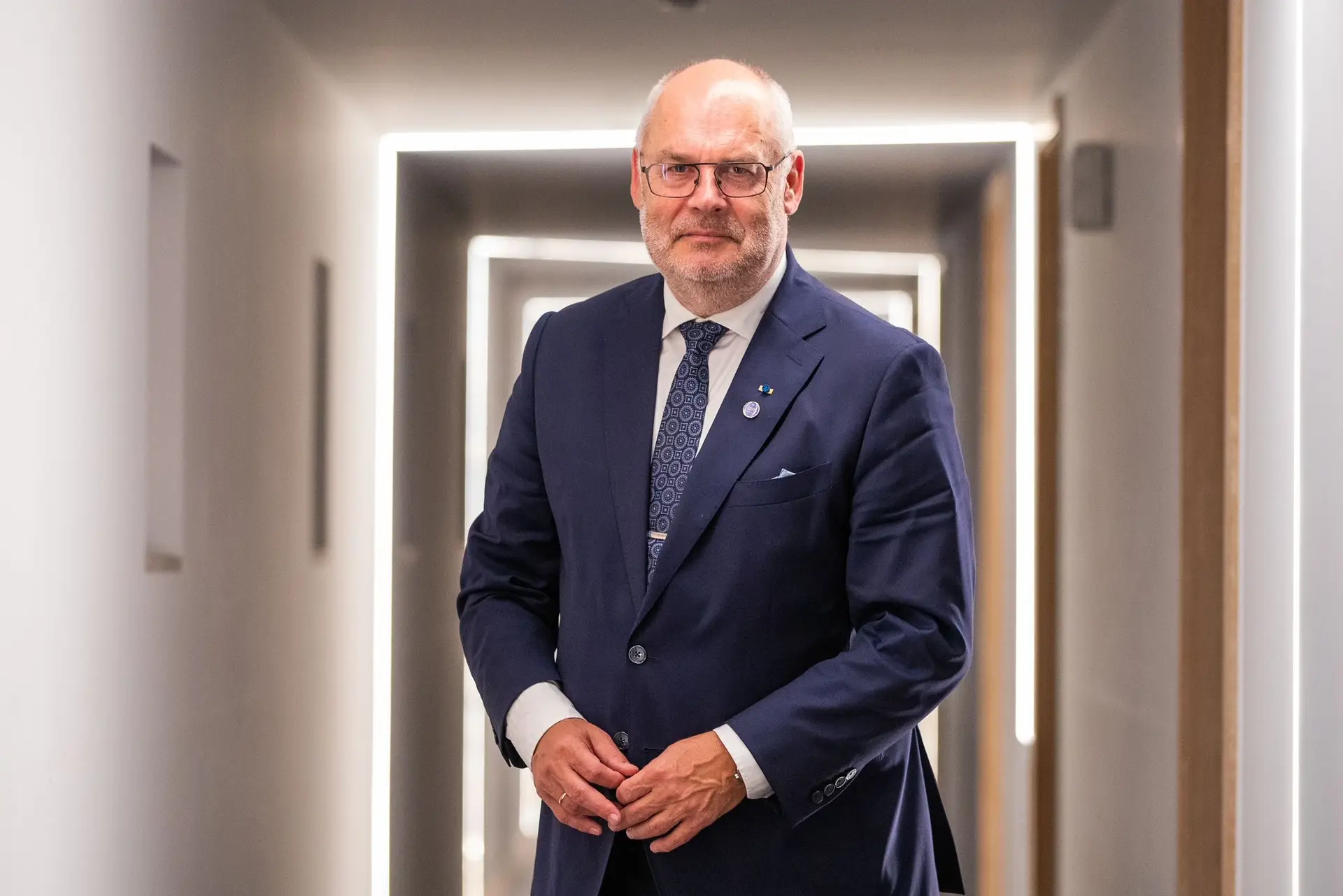 Presidente da Estónia: “Consegue imaginar todos os dias acordar os filhos e ir para um abrigo?”