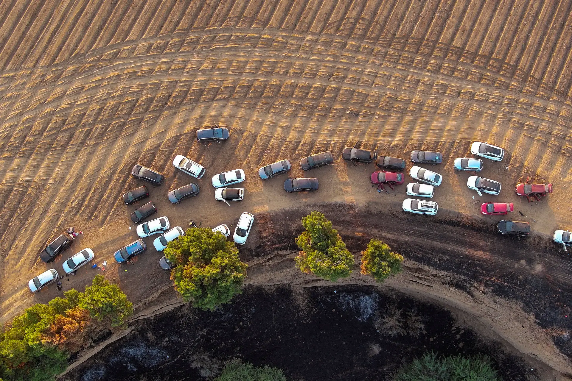 Carros abandonados à beira da estrada, no local onde decorria um festival pela paz, e em que largas dezenas de pessoas foram mortas por membros do Hamas, no passado sábado