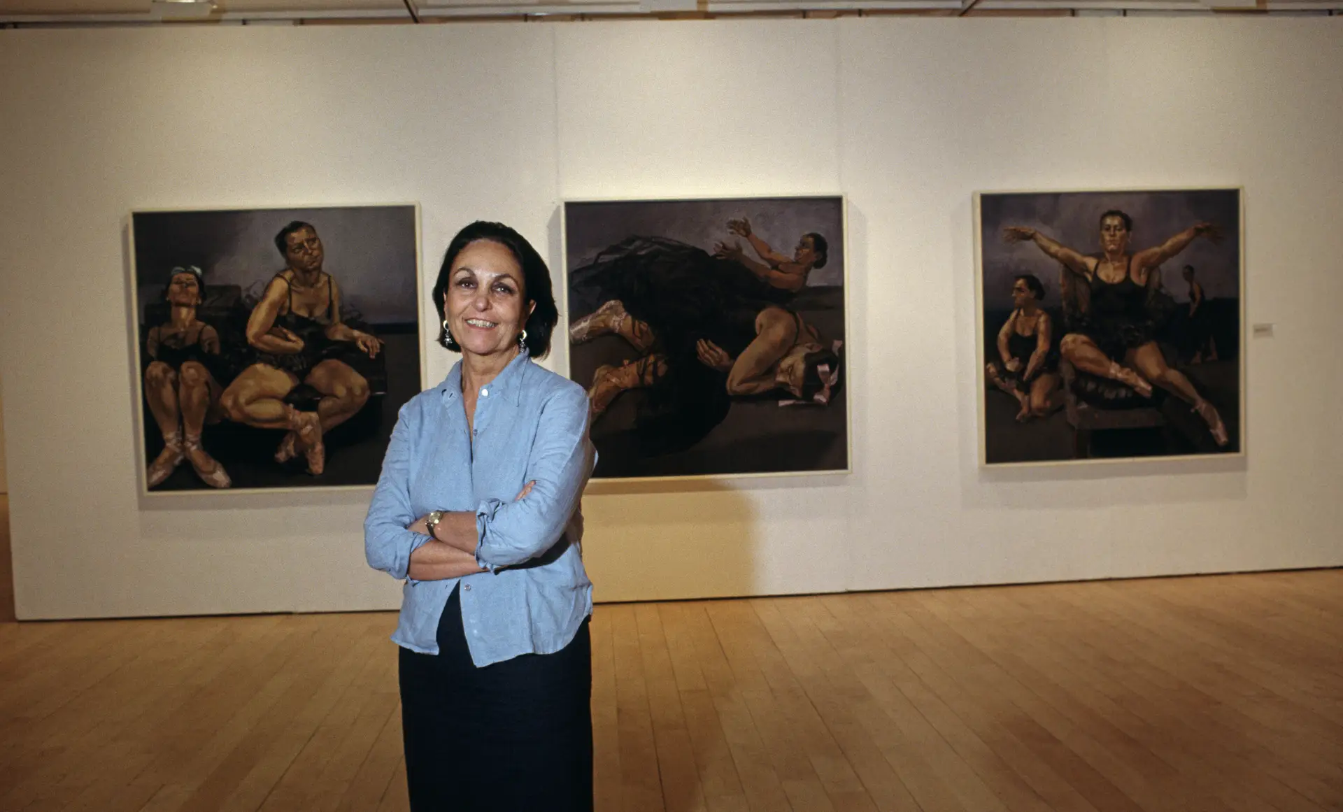 Paula Rego, em frente ao seu quadro "Avestruzes Bailarinas  do filme ´Fantasia´ de Walt Disney", durante a inauguração da sua exposição na Marlborough Gallery, Nova Iorque, a 3 de dezembro de 1996.