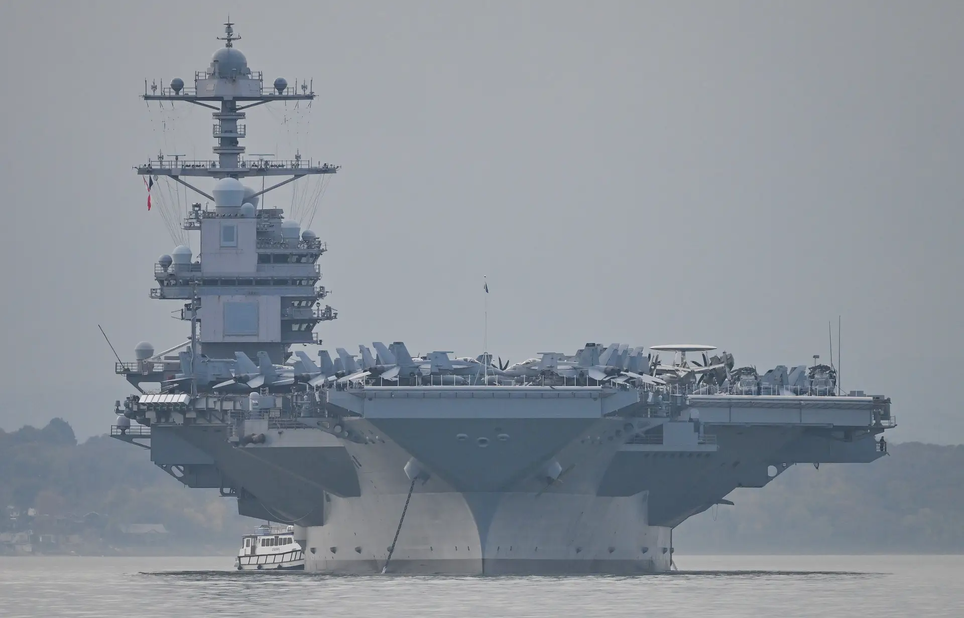 Os Estados Unidos fizeram avançar para o Médio Oriente o porta-aviões USS Gerald Ford, maior navio de guerra do mundo