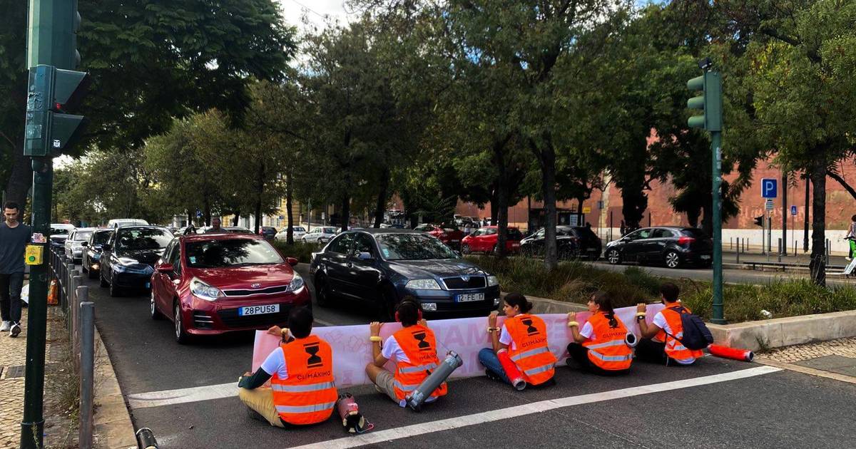 Ativistas da Climáximo que bloqueiam a 24 de julho em Lisboa foram detidas