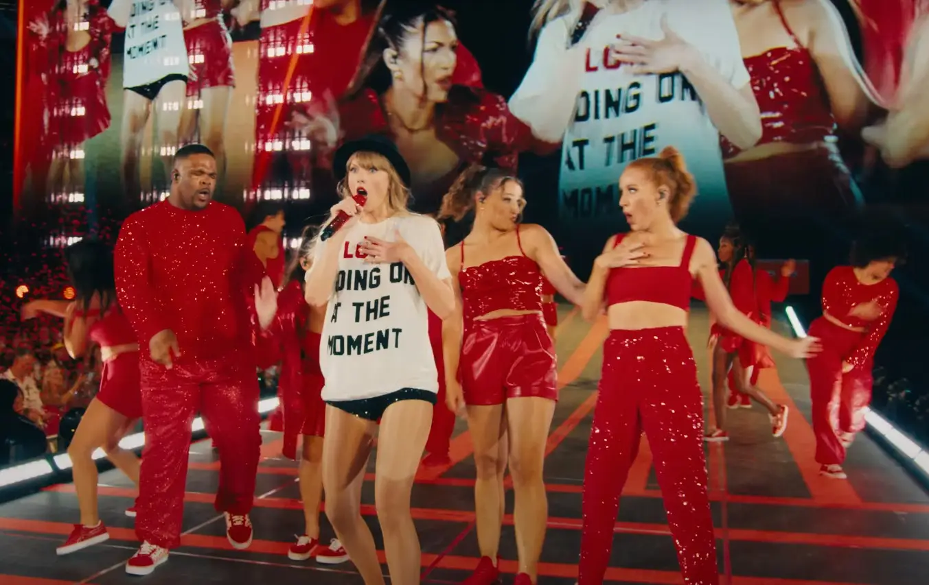 Sexta-feira 13 com Taylor Swift no Colombo: berrar, cantar, dançar, chorar. Fomos ver o filme-concerto “The Eras Tour”