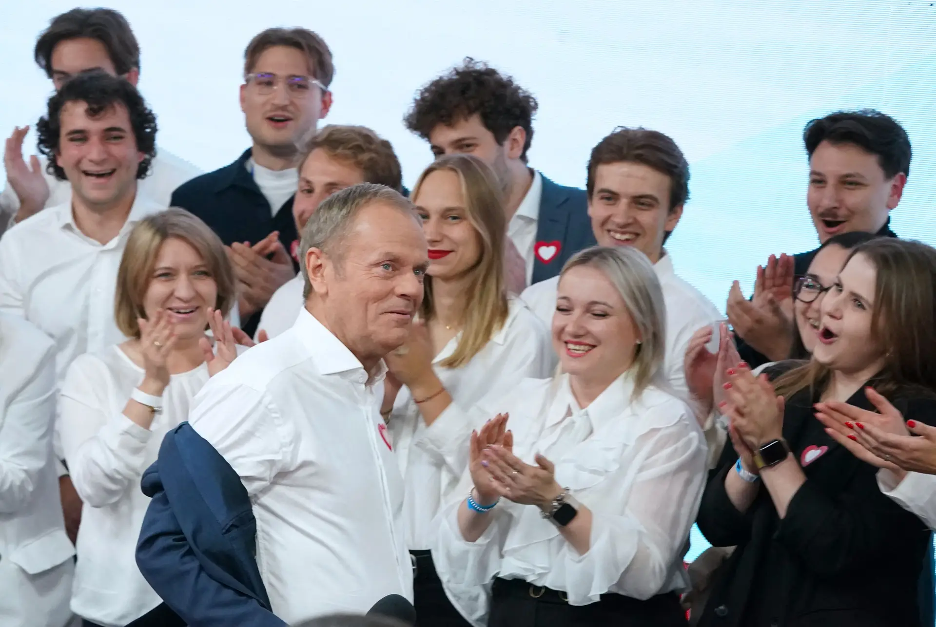 Donald Tusk tira o casaco para se dirigir aos apoiantes da Coligação Cívica, que poderá encabeçar o próximo Governo polaco 