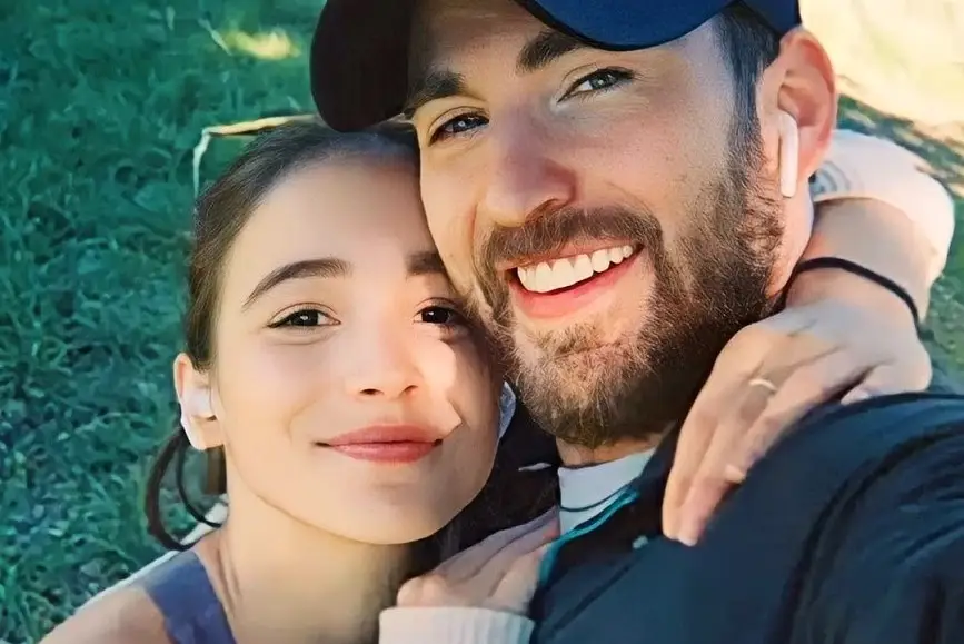 Alba Baptista e Chris Evans