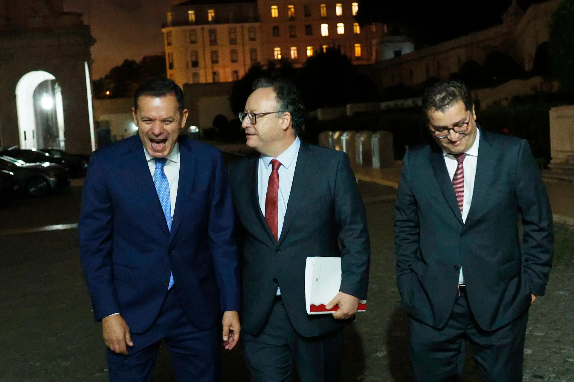 Jornadas parlamentares do PSD: sociais-democratas recusam lições quanto a contas certas, Assis contra "distanciamento" entre democratas