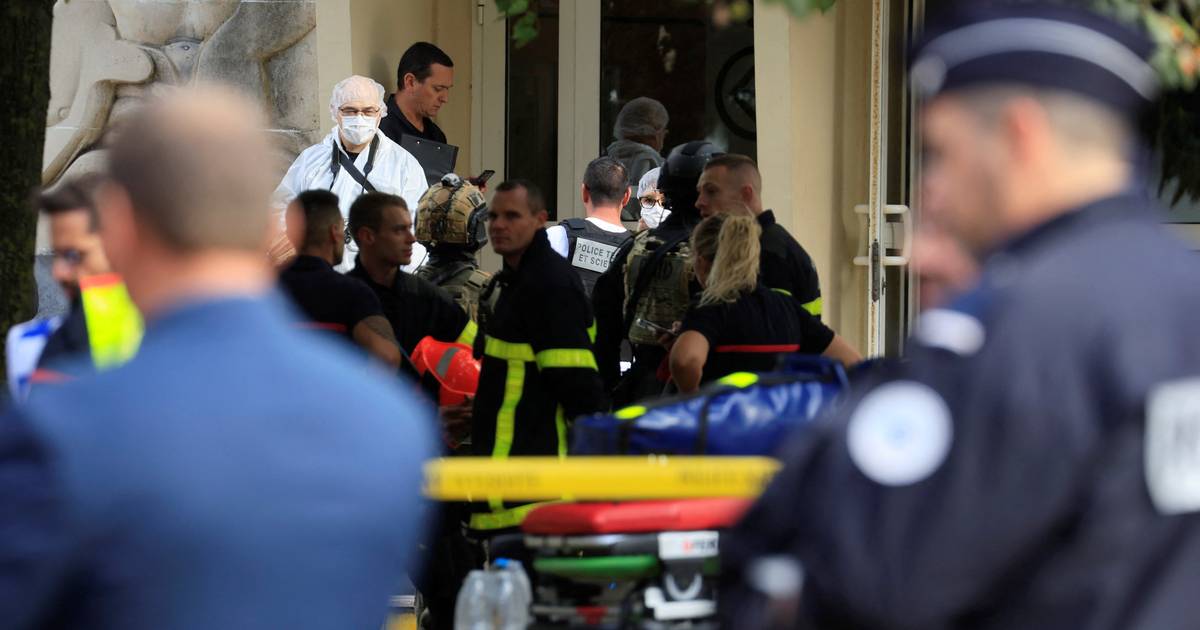 Homem que matou professor em França reivindicou ataque em nome do autoproclamado Estado Islâmico