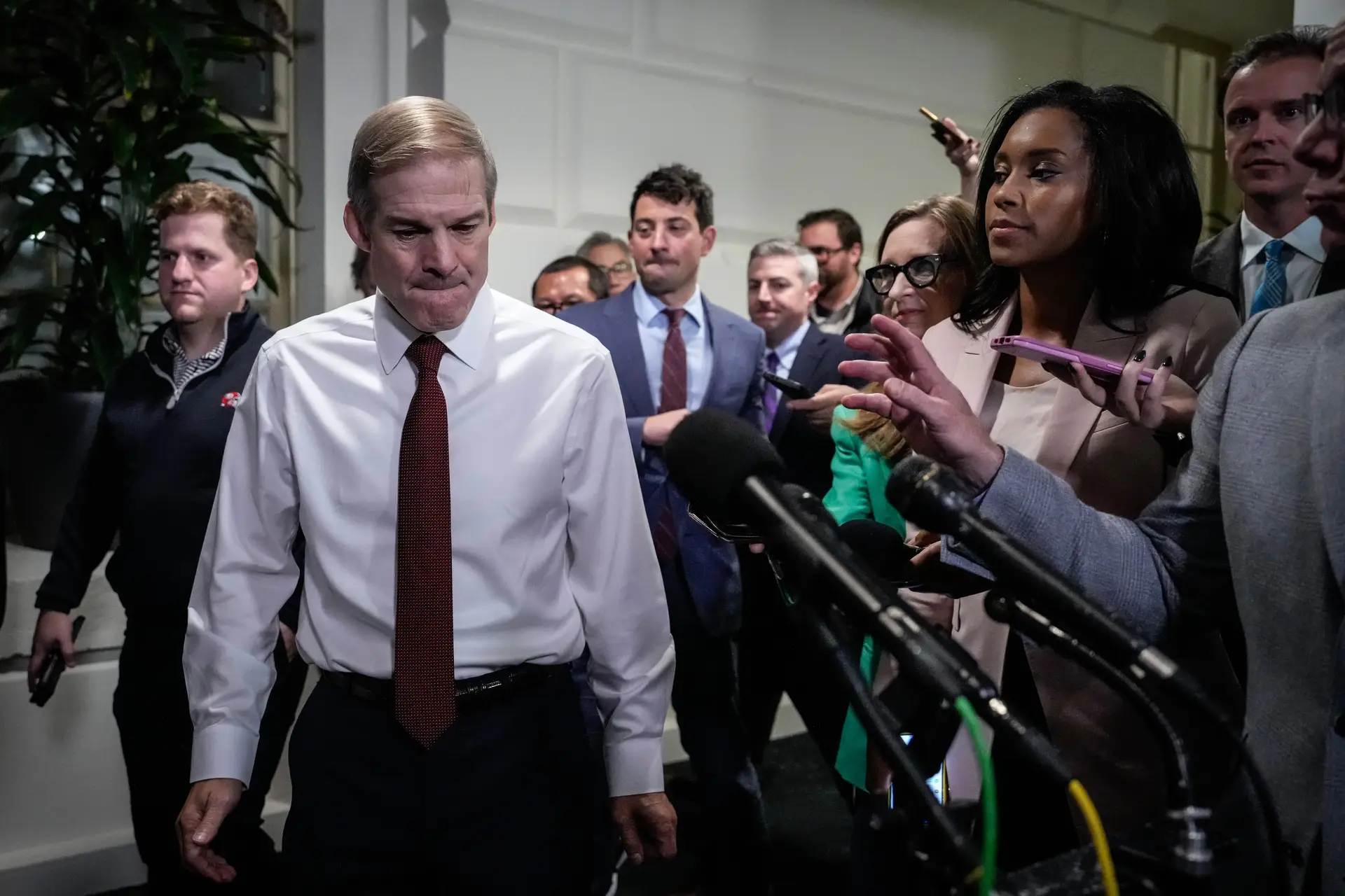 Jim Jordan ainda não reuniu os votos suficientes para ser eleito para chefiar a Câmara dos Representantes 