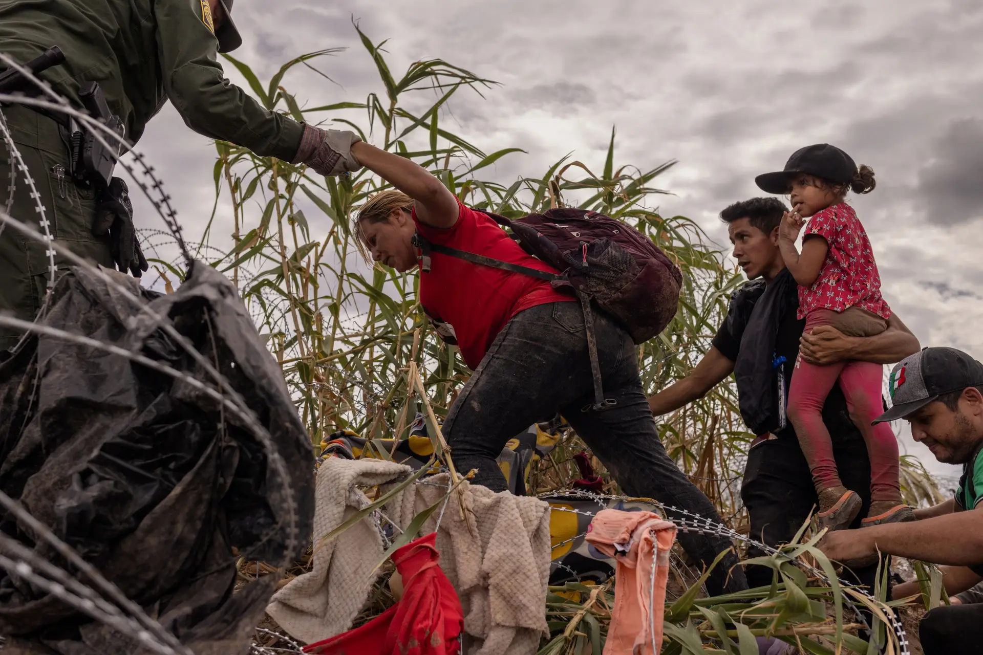 Migrantes passam a fronteira do México para os Estados Unidos