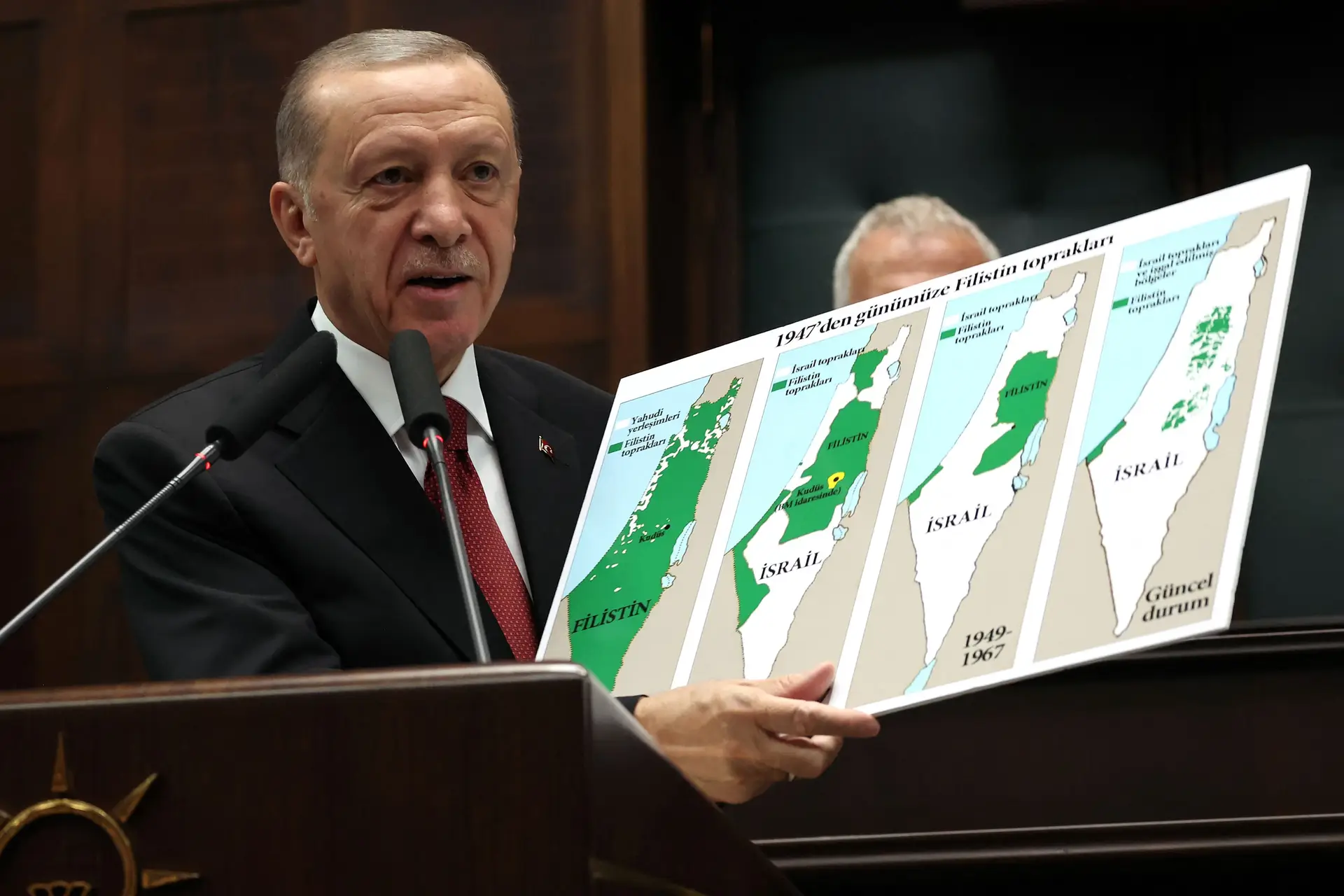 Recep Tayyip Erdogan exibe um mapa de Israel e Palestina no Parlamento turco 
