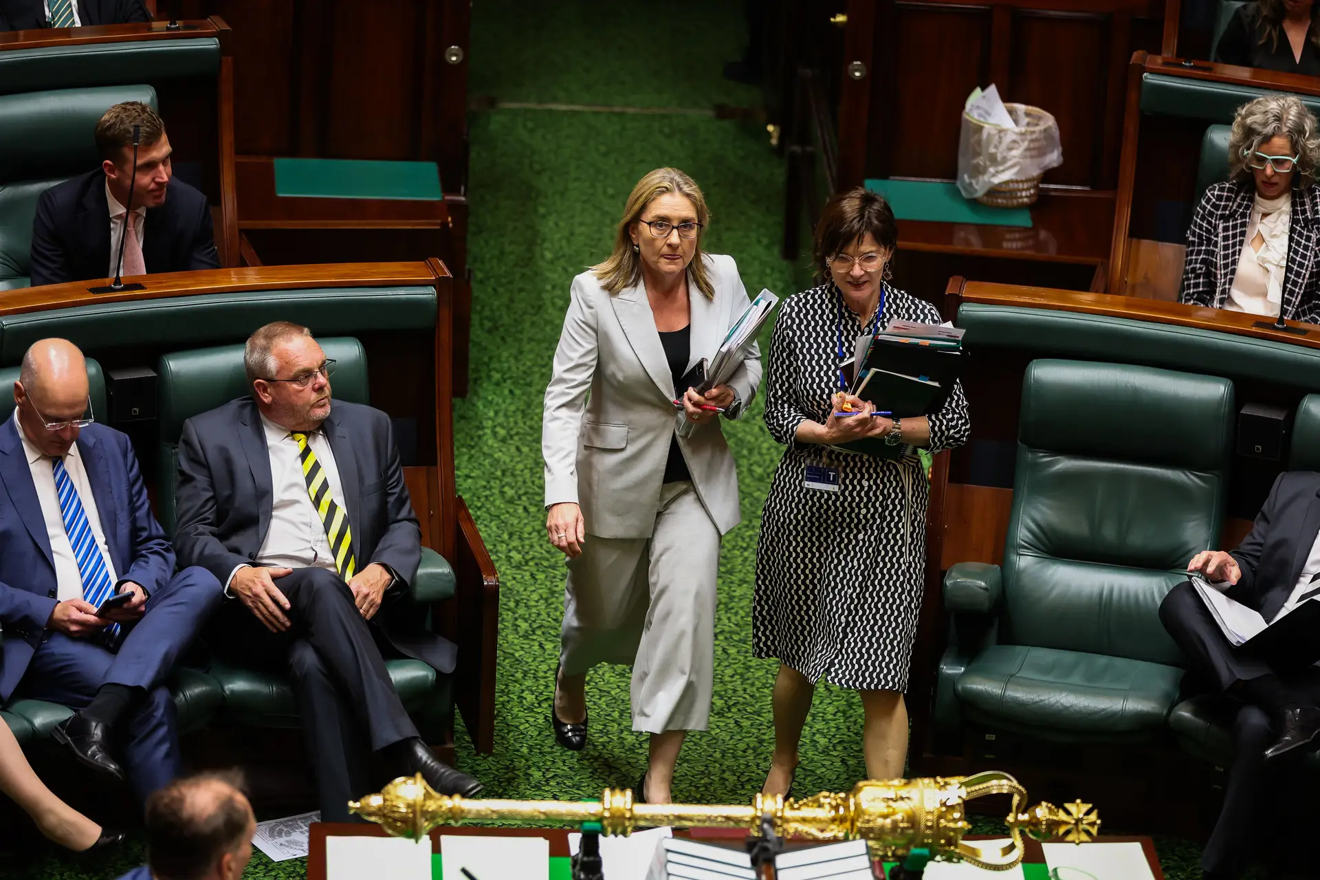 A primeira-ministra do estado de Victoria, Jacinta Allan (à esquerda), no Parlamento local, em Melbourne