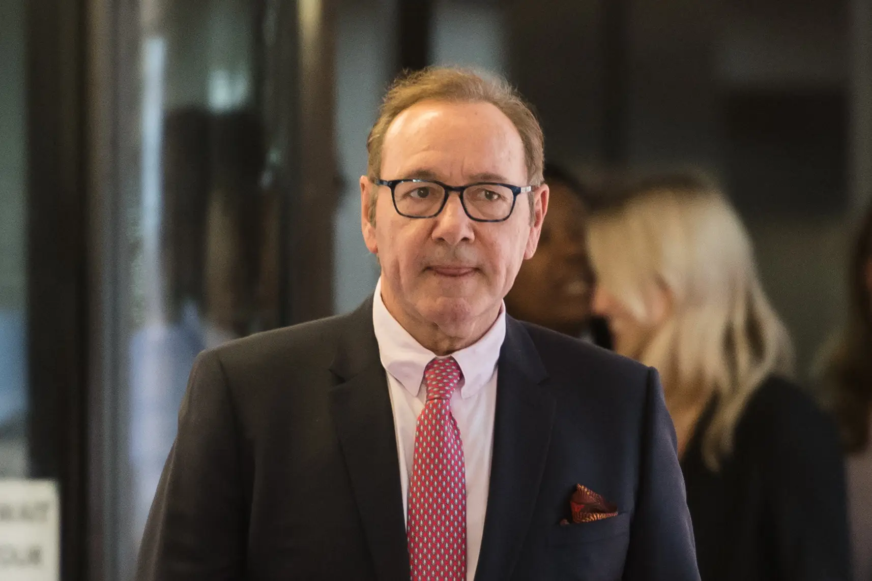 Kevin Spacey aplaudido de pé no seu regresso aos palcos