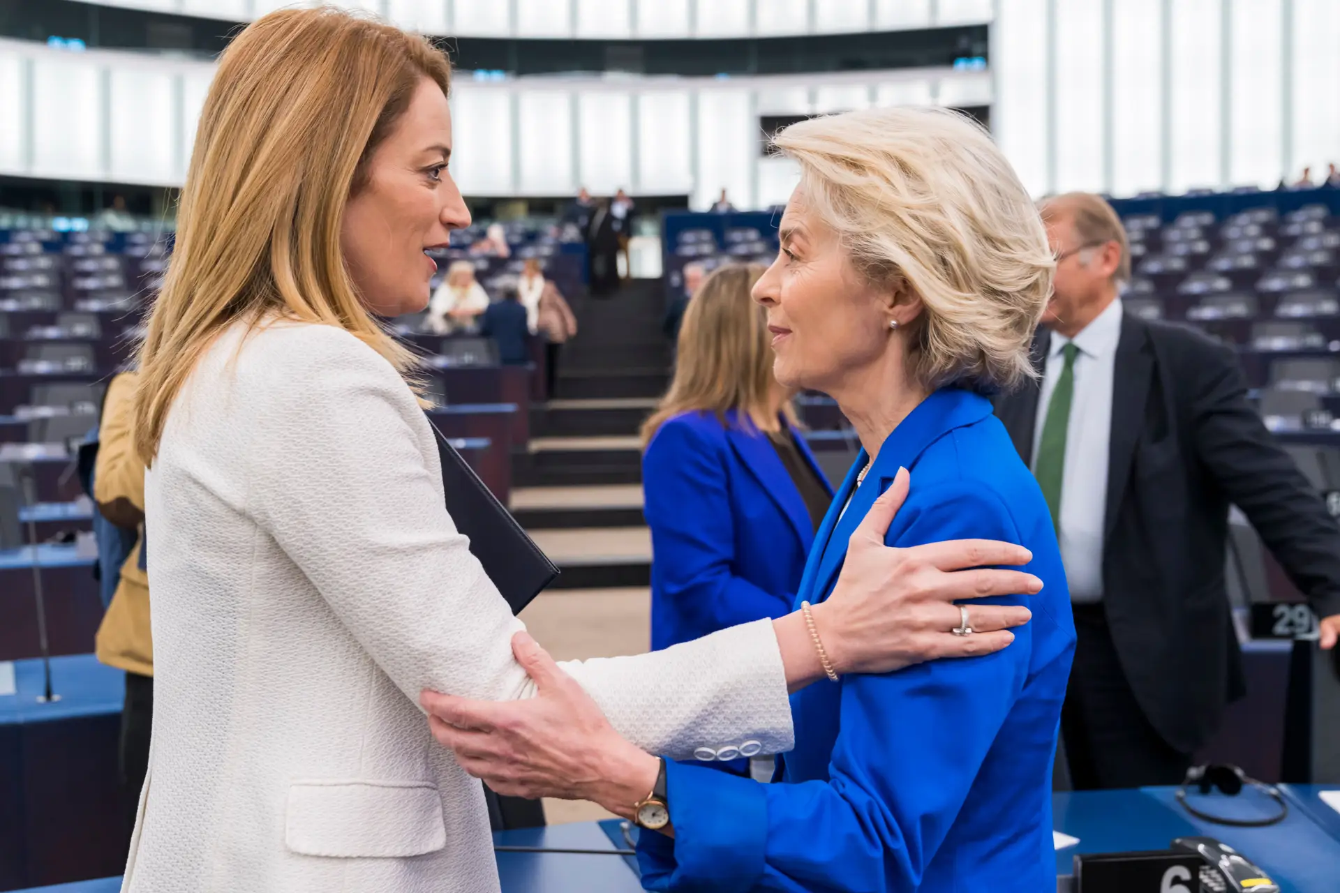 Roberta Metsola e Ursula von der Leyen momentos antes do debate desta quarta-feira sobre a situação em Israel e Palestina 