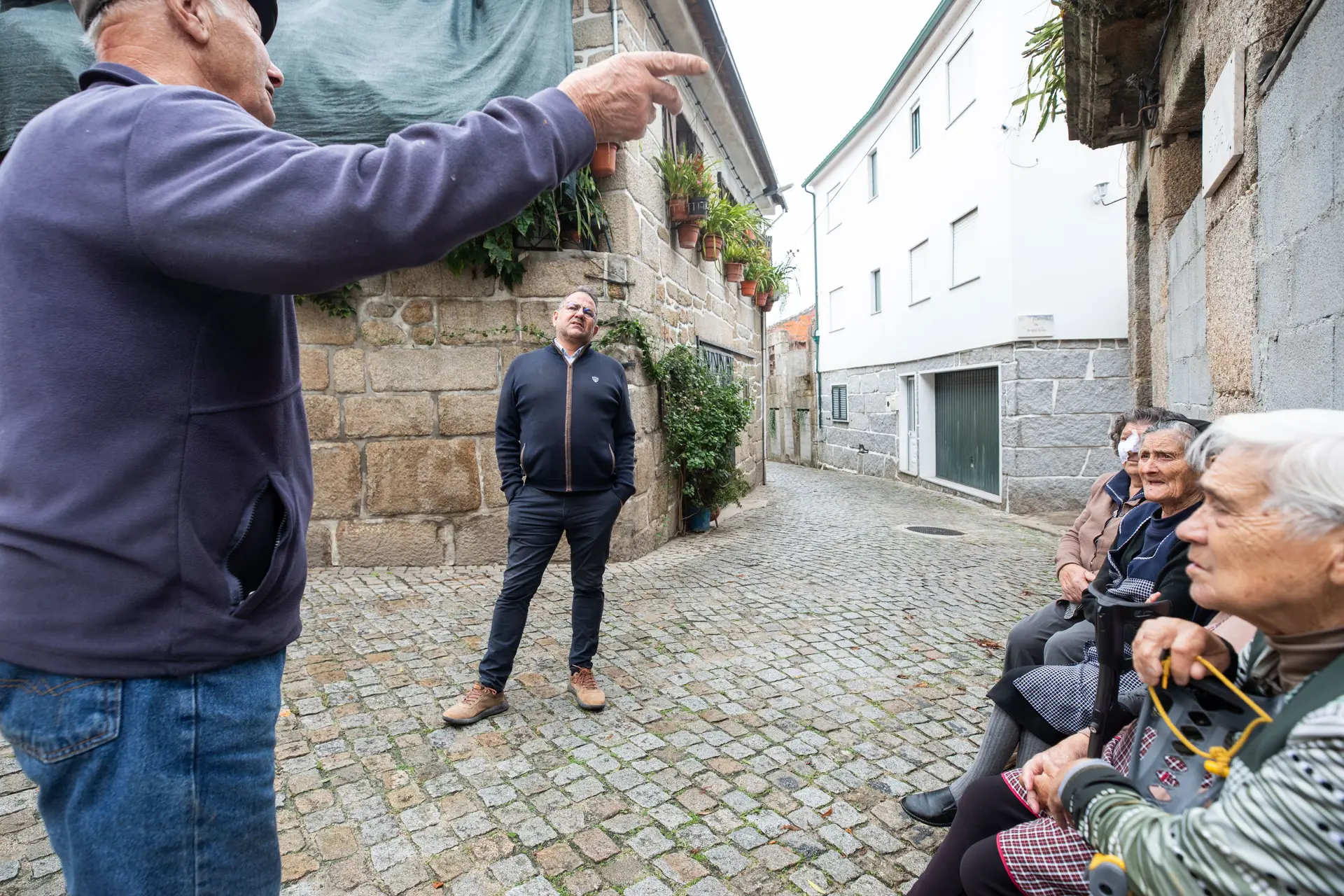 João Rego à conversa com os moradores de Casal Sancho sobre as casas que estão em venda