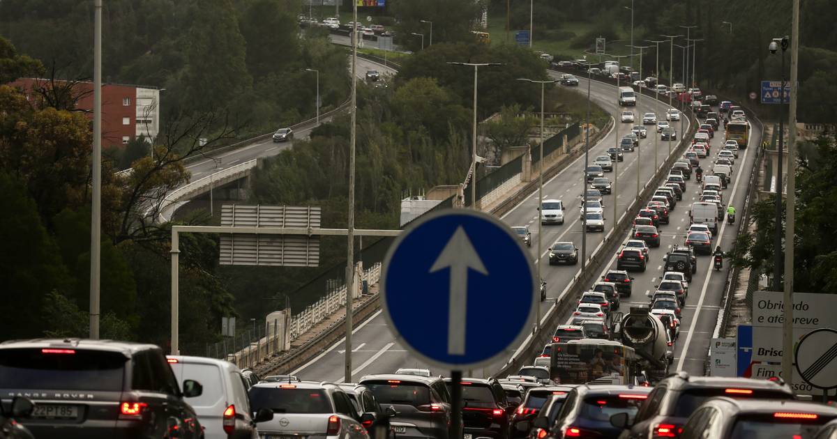 Trânsito reaberto na A5 entre Lisboa e Cascais após acidente com um morto