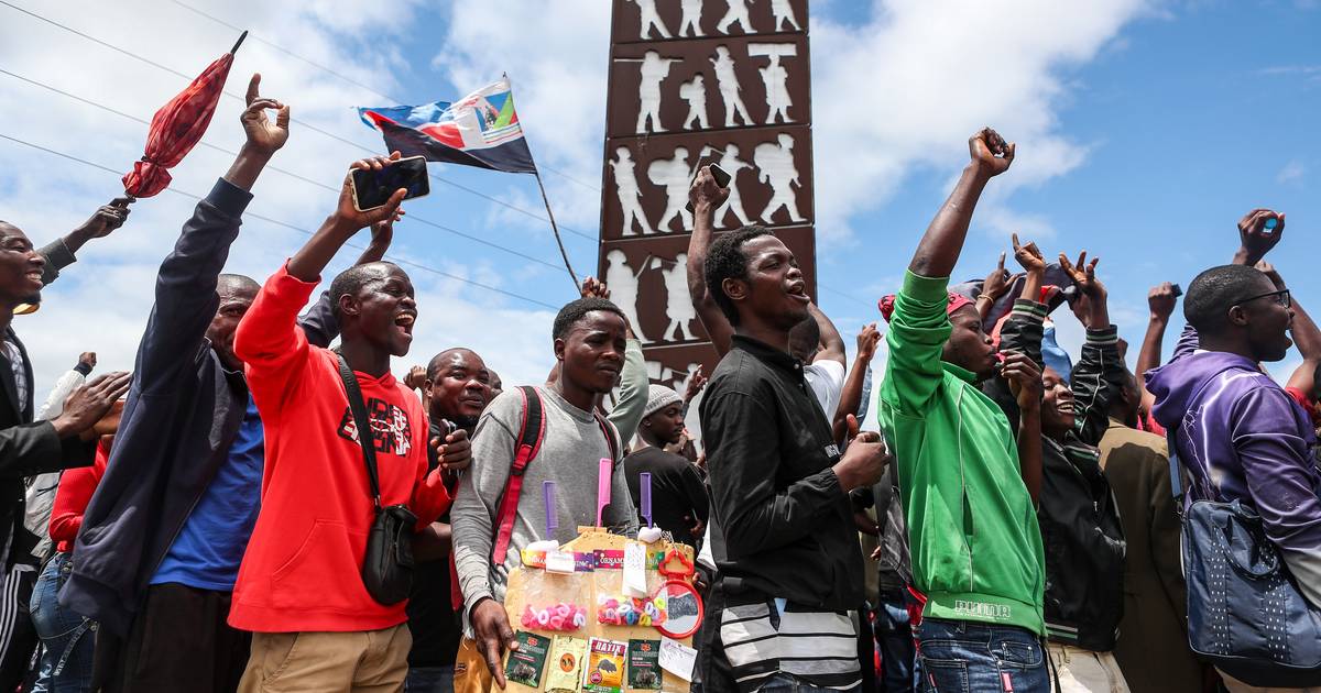 “Juventude moçambicana quer mudança”, mas Frelimo e Renamo ainda reclamam paternidade de independência e democracia
