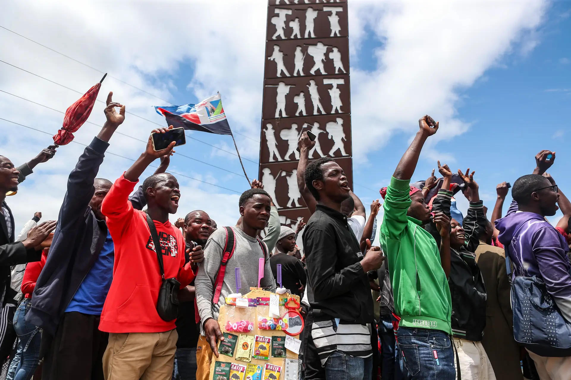 Moçambique: Governo corta 13.º mês de vencimento e culpa protestos e confrontos pós-eleições