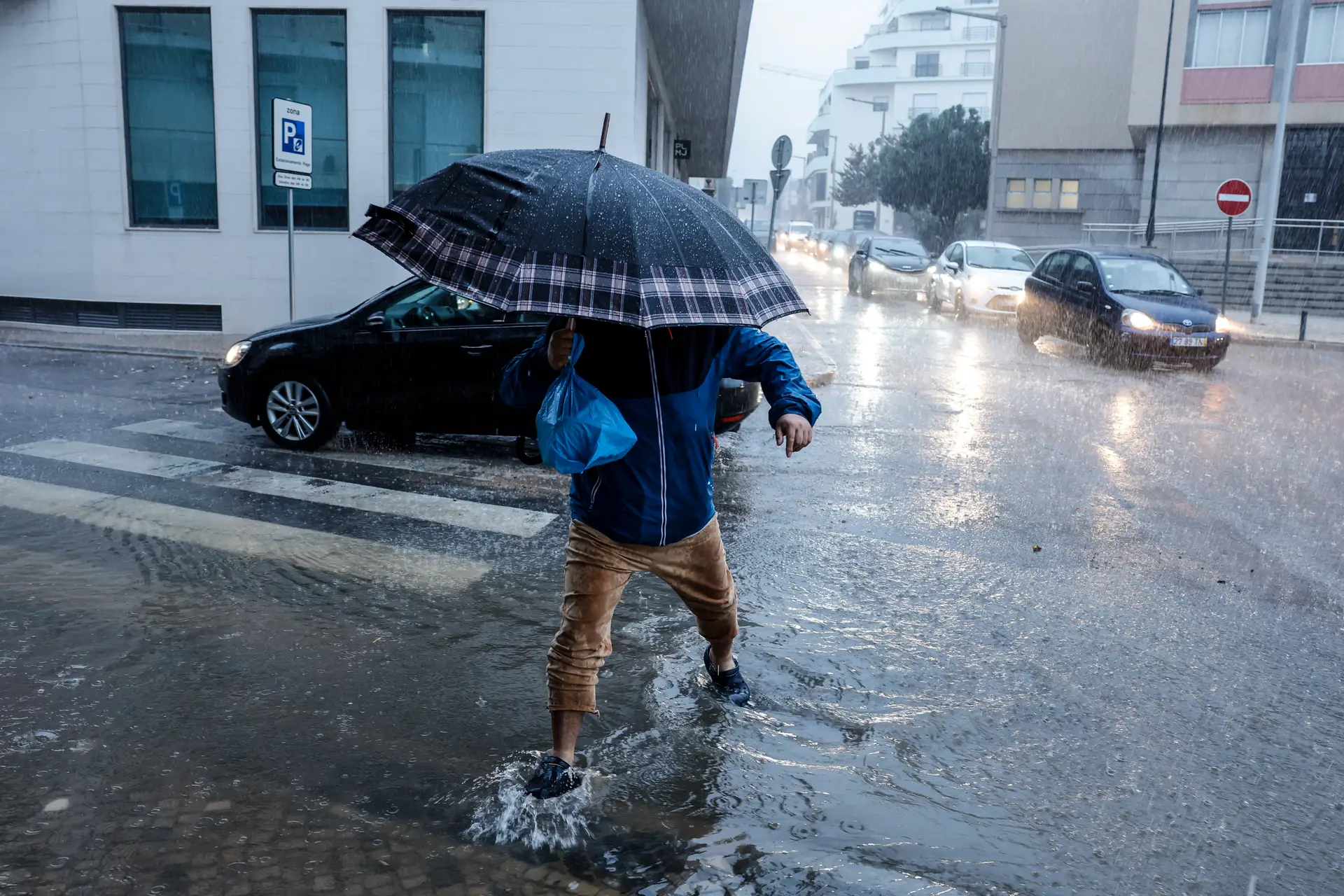 Tempestade obriga a cancelar transportes e jogos de futebol no