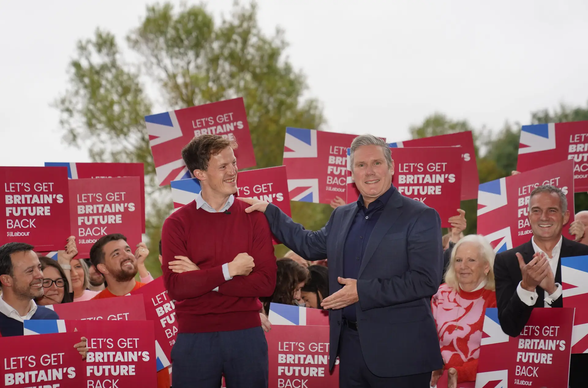 Alistair Strathern (à esquerda na imagem) festeja com o líder trabalhista, Keir Starmer, o triunfo em Mid Bedfordshire  