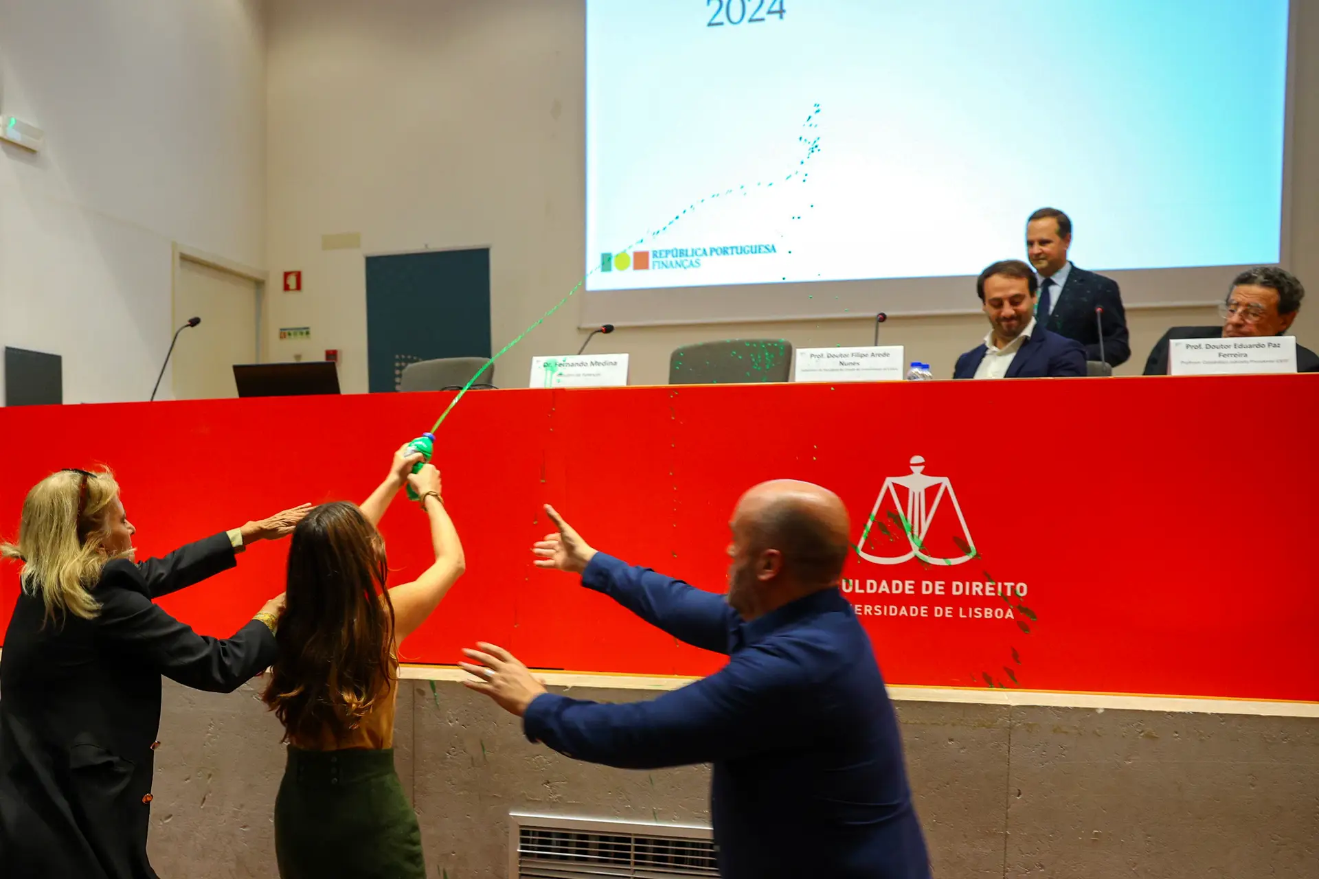 PS condena ataque com tinta a Medina e acusa "direita" de faltar à verdade sobre IUC