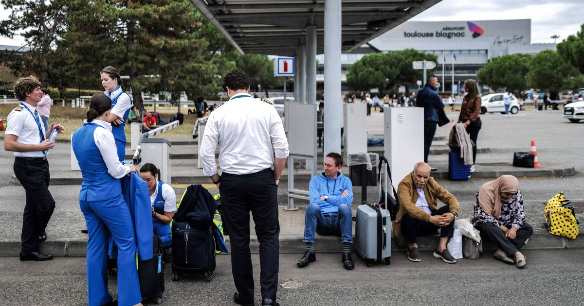 Novos alertas de bomba em França em 18 aeroportos, 10 foram evacuados