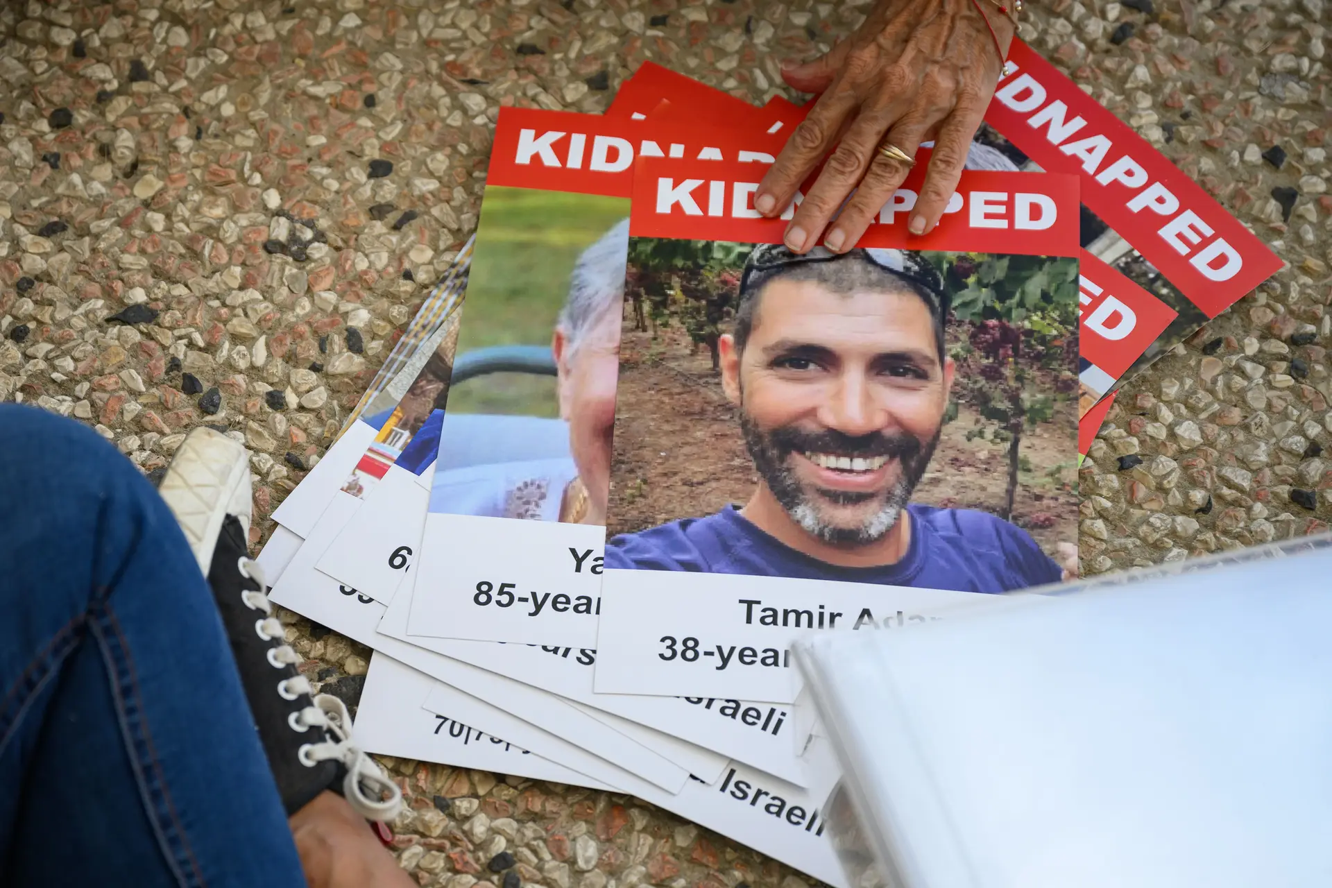 Fotografias dos desaparecidos, presumivelmente raptados pelo Hamas no dia 7 de outubro em comunidades do sul de Israel