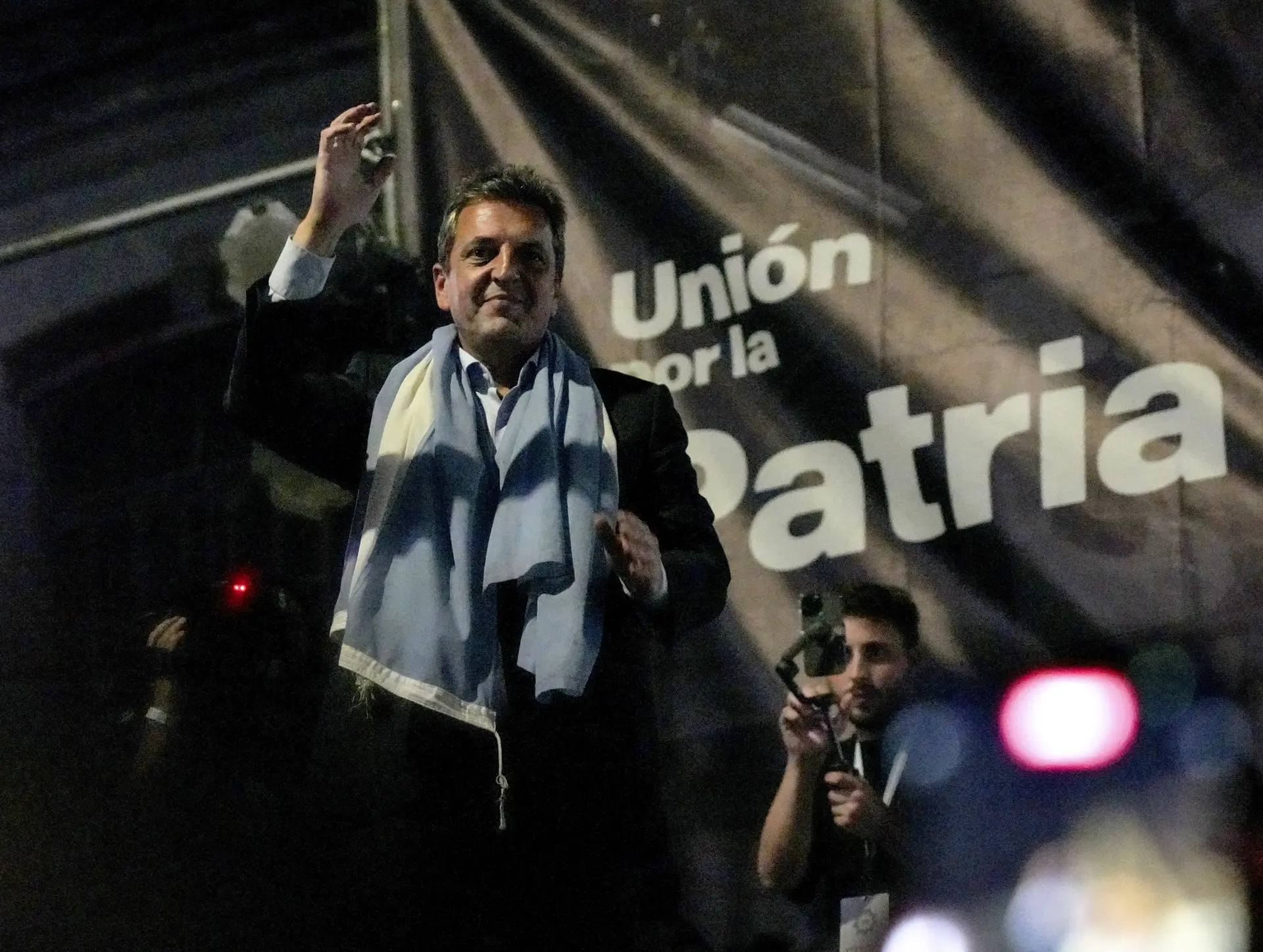 O ministro da Economia e candidato do centro-esquerda, Sergio Massa, celebra o bom resultado na primeira volta das presidenciais argentinas, em Buenos Aires 