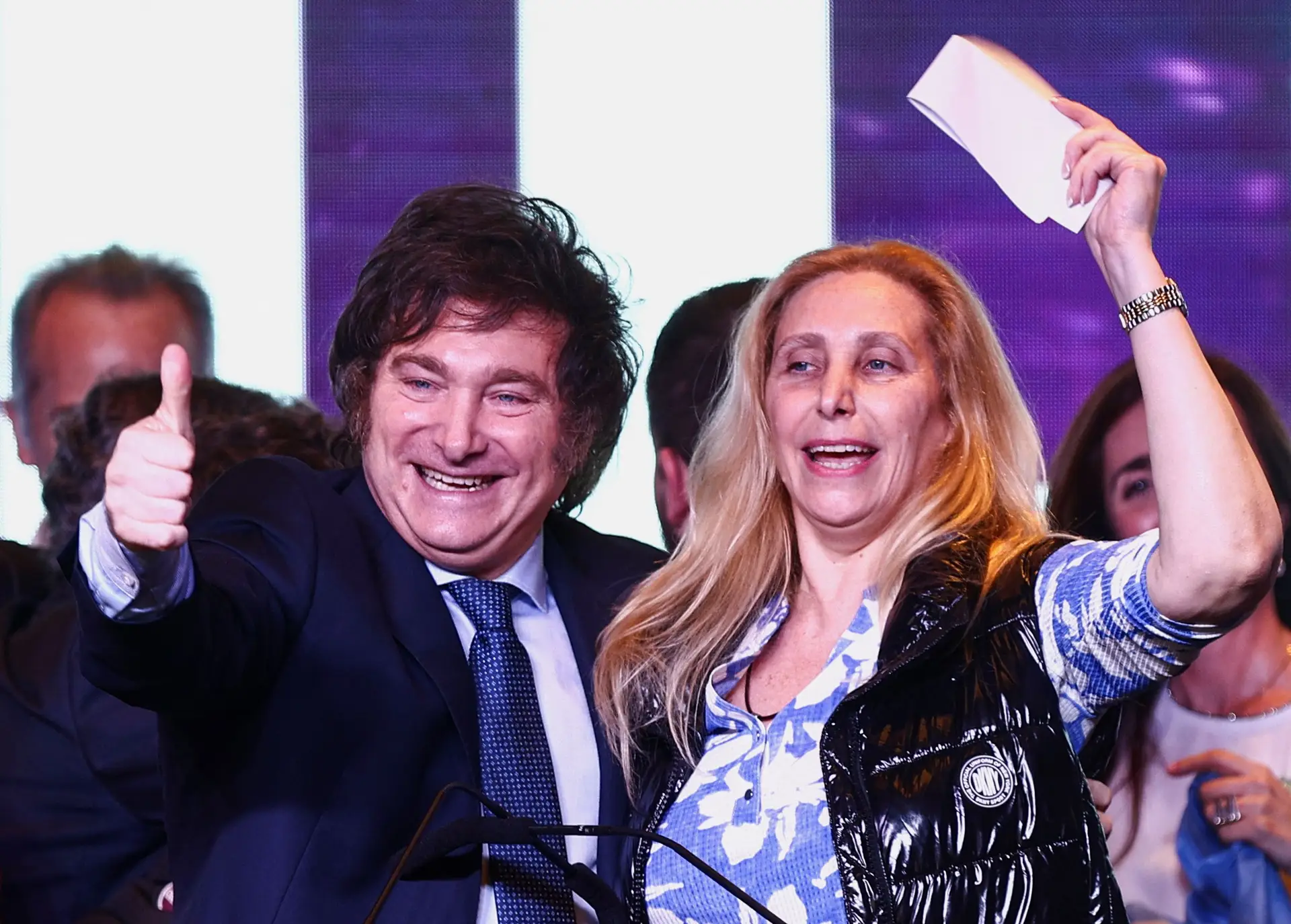 Javier Milei, acompanhado pela irmã, reage aos resultados das eleições gerais na Argentina