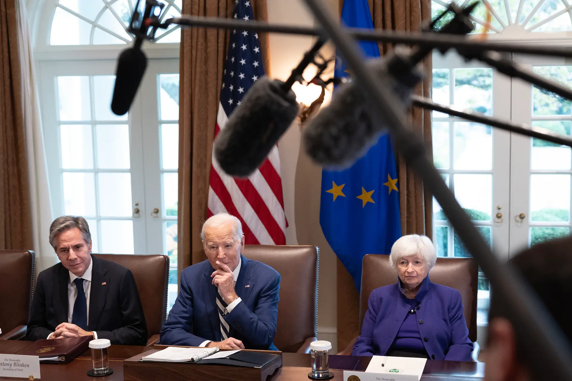 Joe Biden (ao centro da imagem) entre o chefe da diplomacia dos EUA, Antony Blinken, e a secretária do Tesouro, Janet Yellen, numa reunião na Casa Branca 