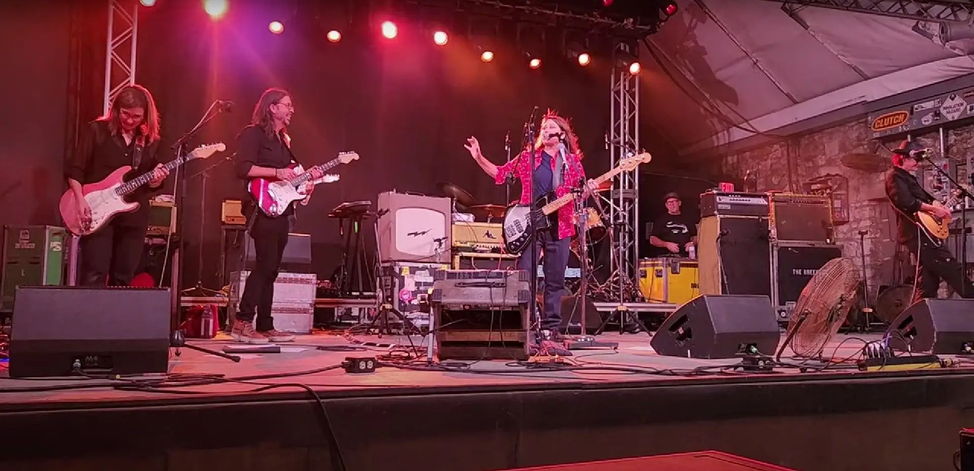 Dave Grohl junta-se às Breeders para cantar Pixies: veja o vídeo