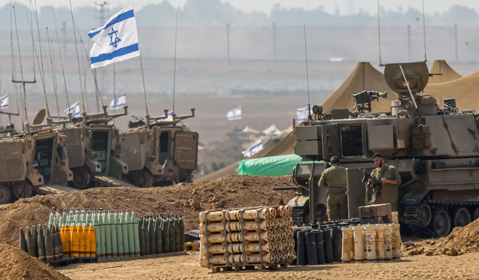 Forças israelitas junto à fronteira com Gaza