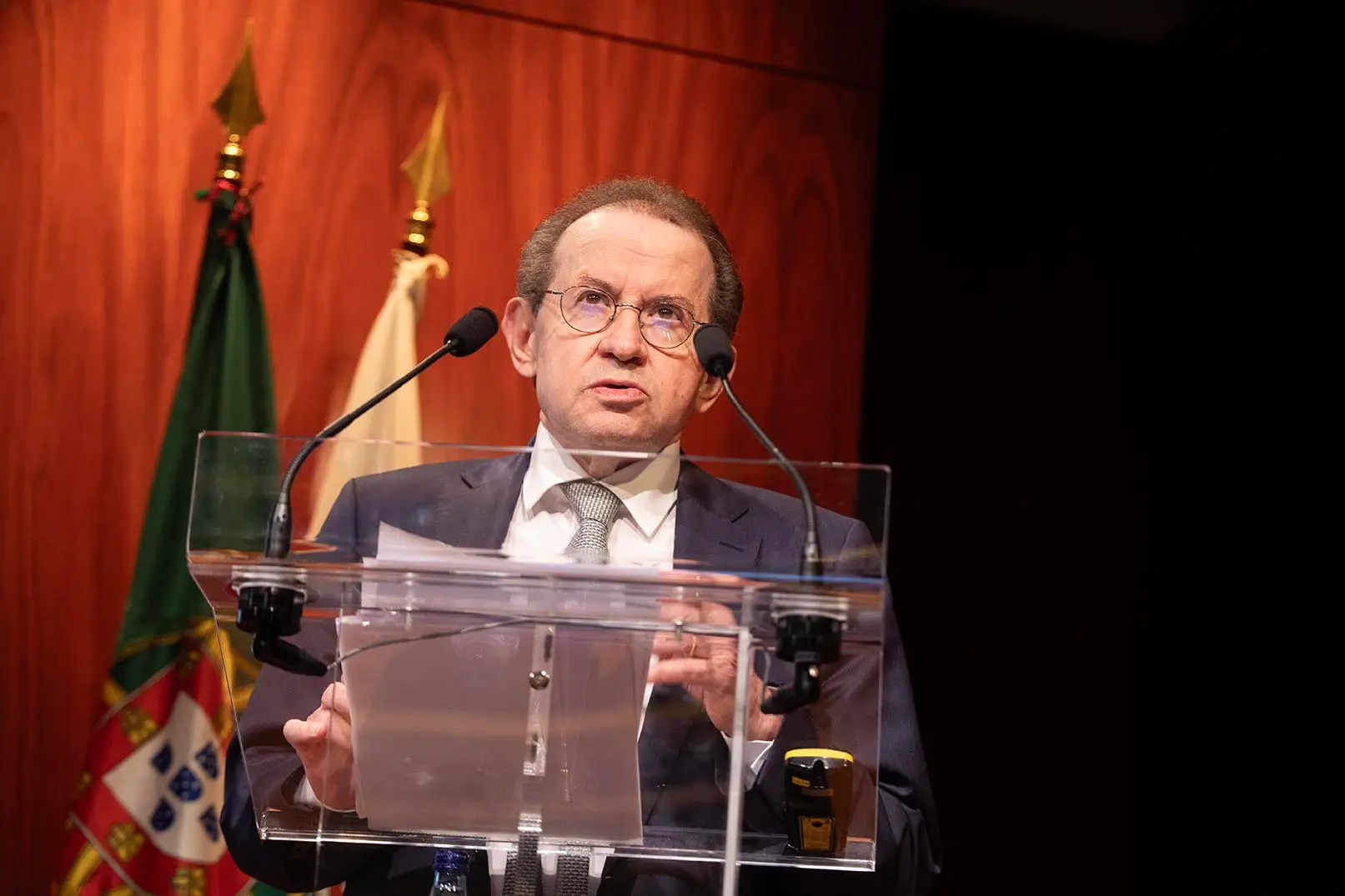 Vítor Constâncio defende subida da meta da inflação para 3%, e alerta para uma recessão "iminente" na área do  Euro