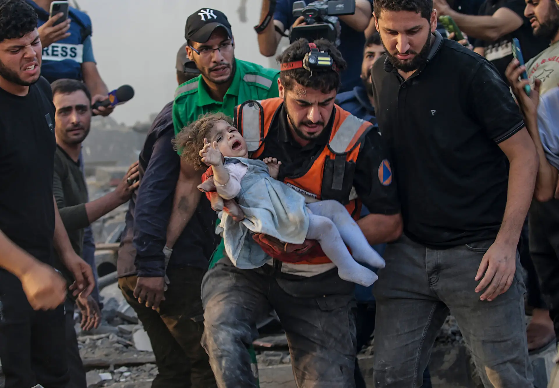 Operações de resgate após ataque aéreo na Faixa de Gaza 