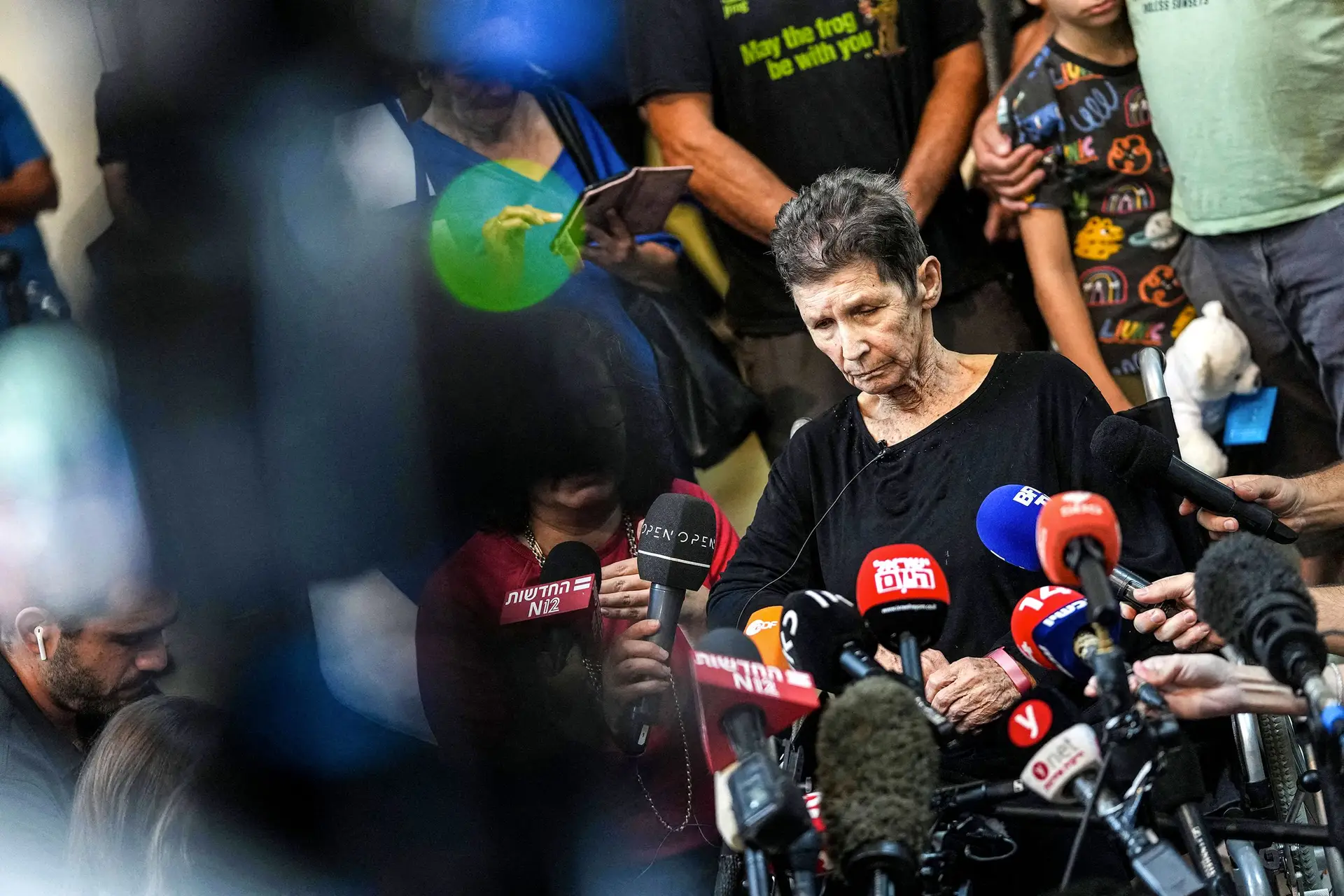 Yocheved Lifshitz, de 85 anos, fala aos jornalistas em Telavive depois de ter sido libertada. Esteve como refém entre 7 e 24 de outubro