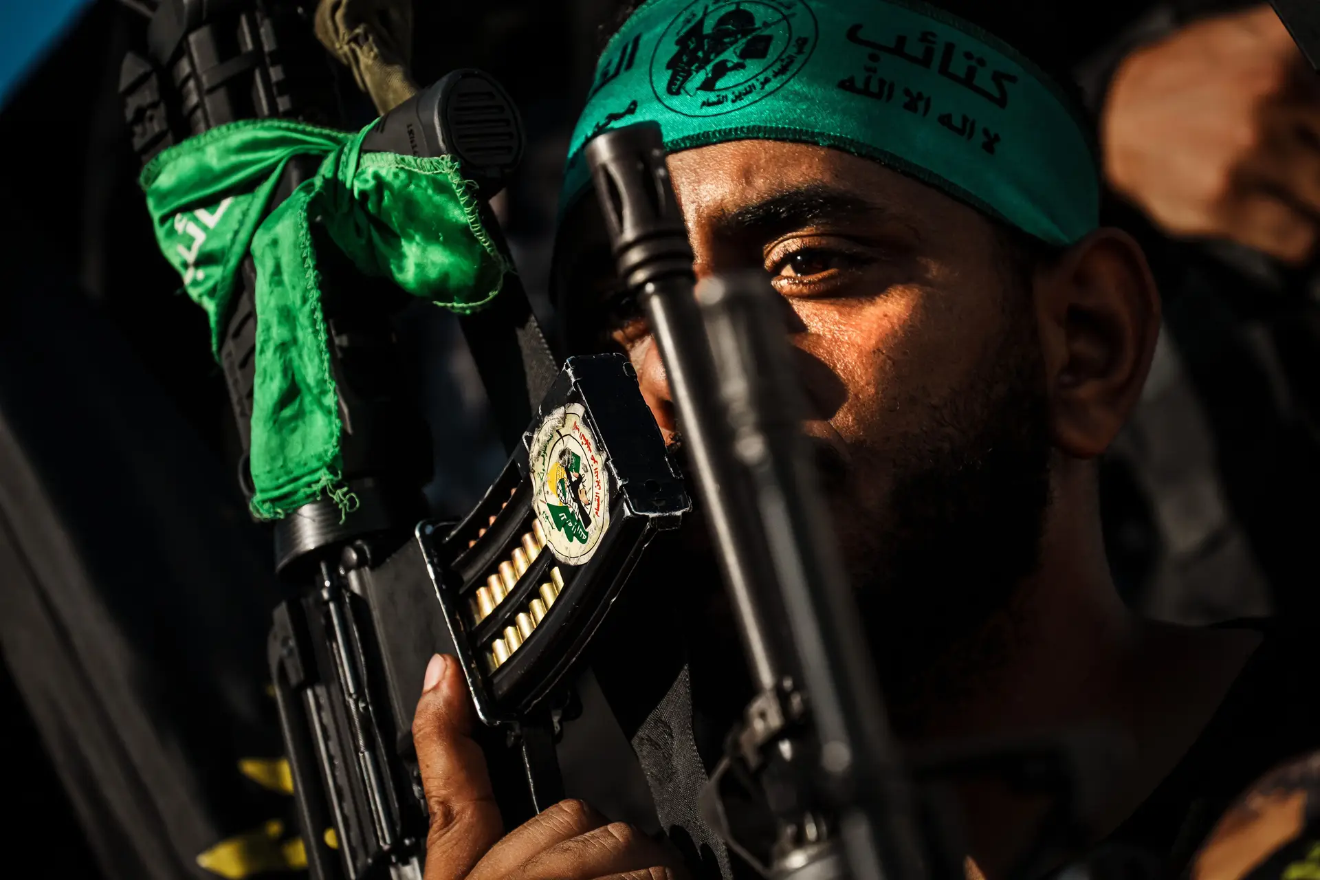 Combatentes com insígnias do Hamas nos territorios palestinianos ocupados por Israel 