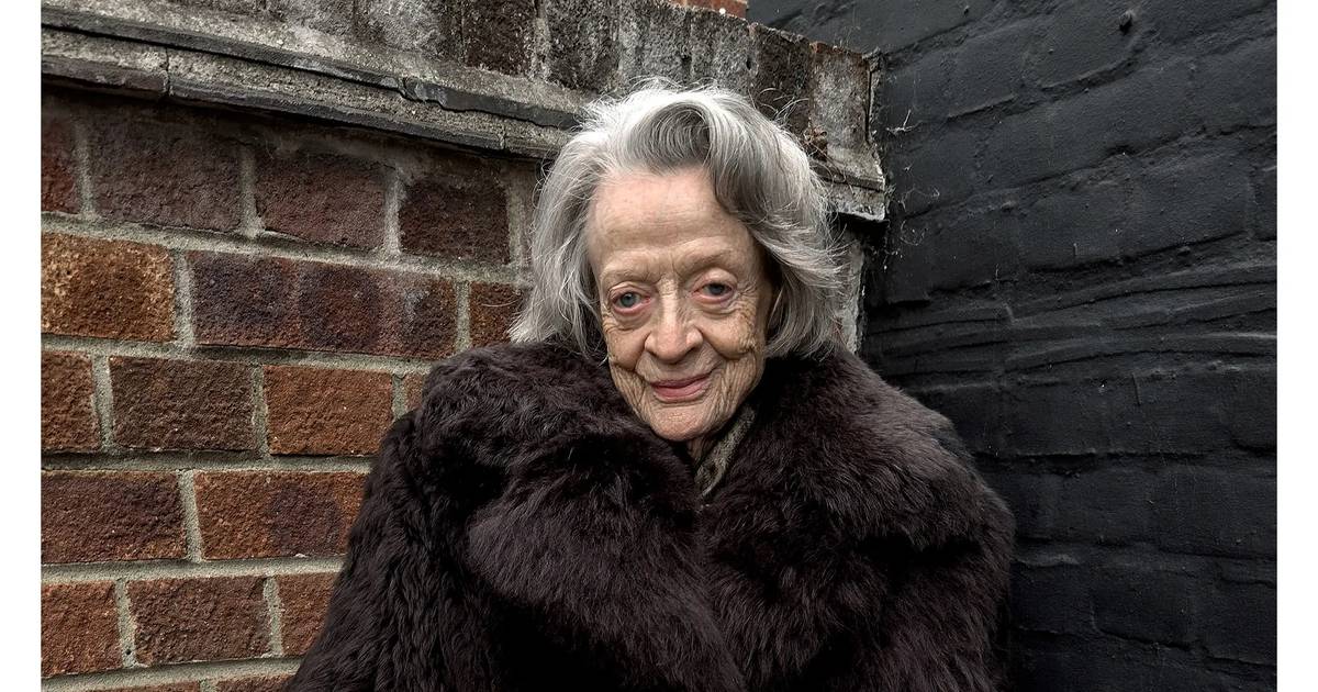 Aos 88 anos, Maggie Smith, a icónica professora McGonagall de 'Harry Potter', posa para campanha da Loewe