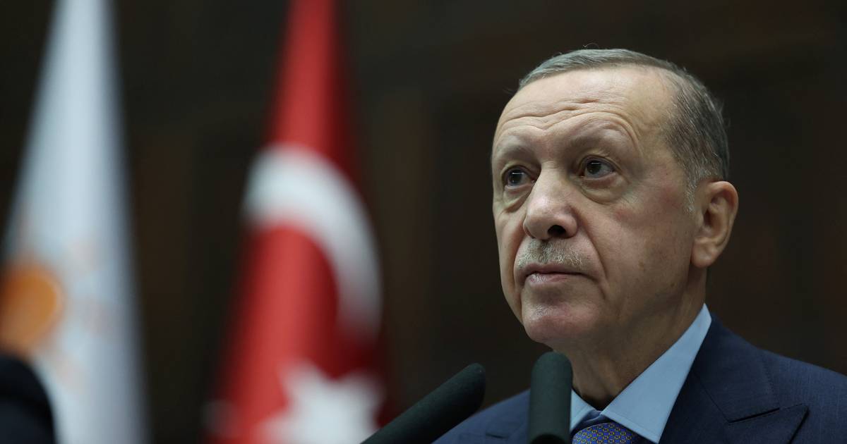 Líderes mundiais reagem à queda do helicóptero do Presidente iraniano: Erdogan lamenta desaparecimento e envia ajuda, Biden já foi informado