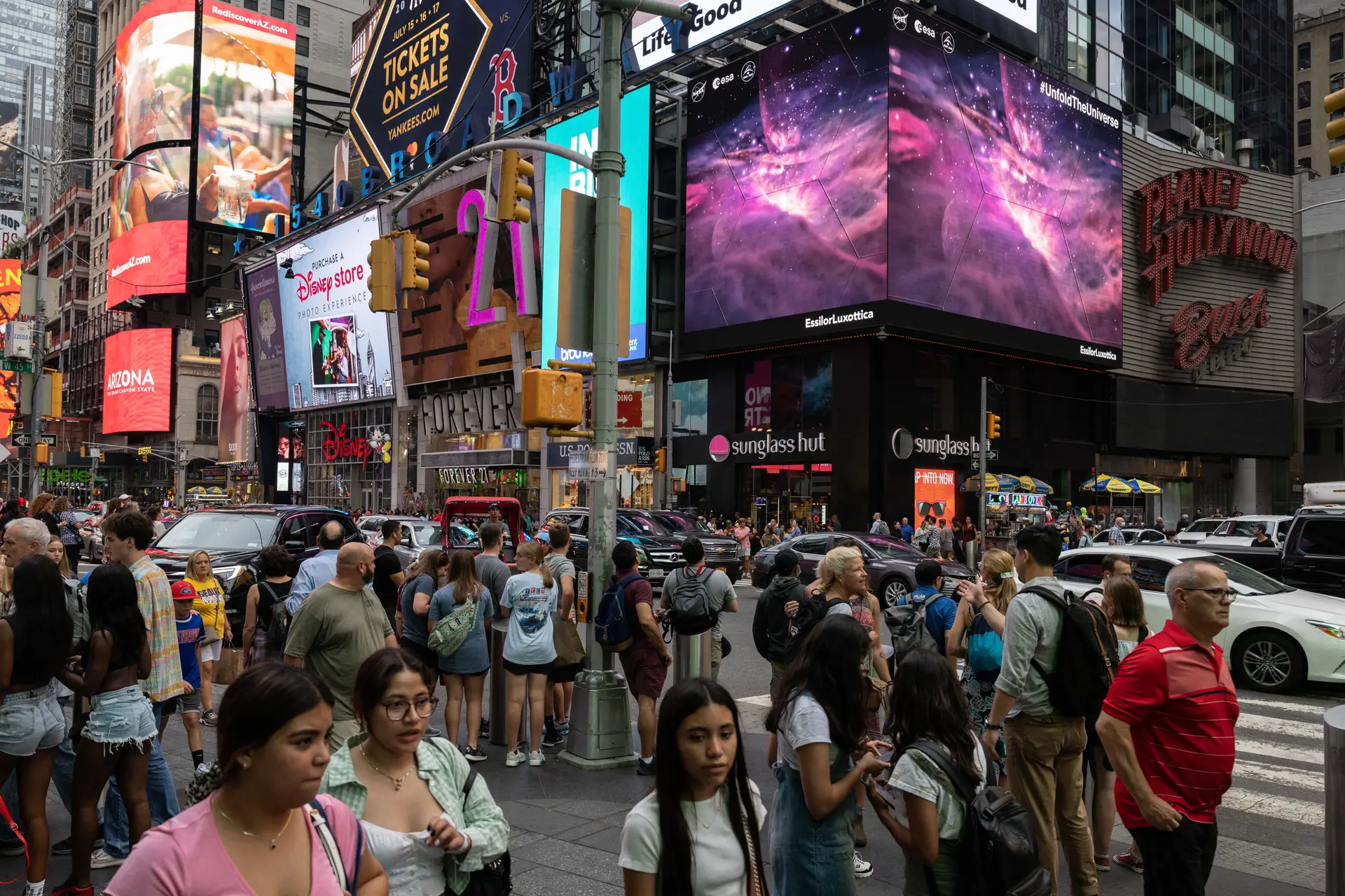 Imagens captadas pelo telescópio James Webb são exibidas em Times Square, em Nova Iorque